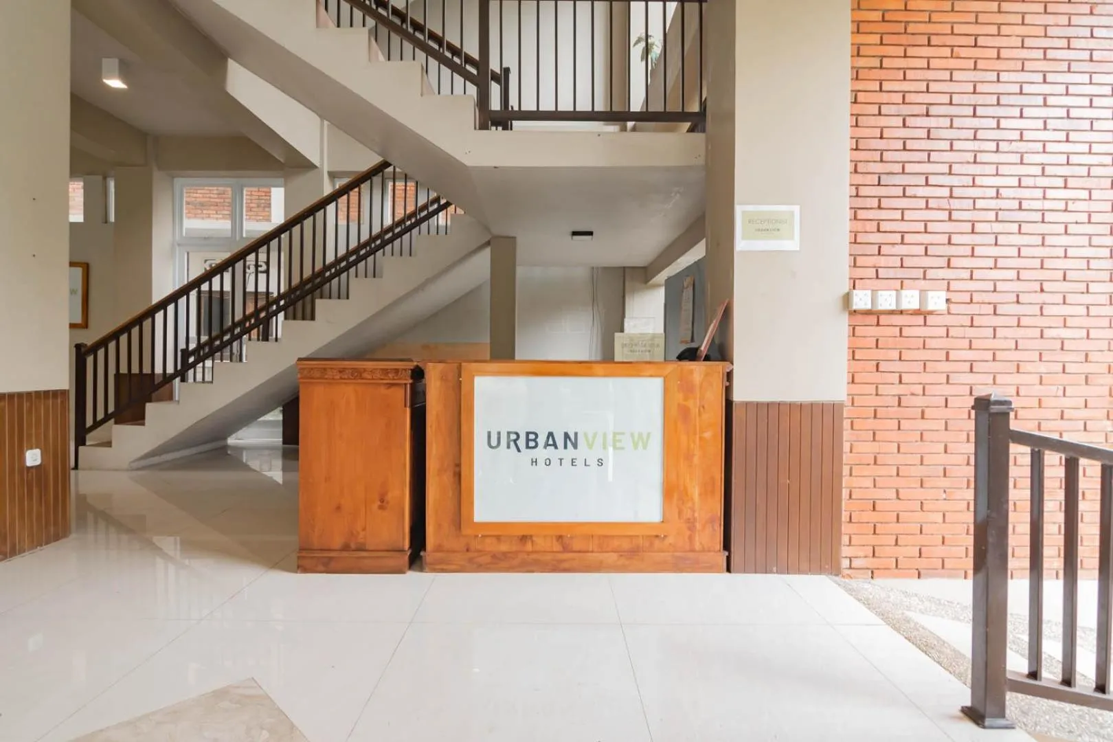 Lobby or reception in Urbanview Hotel Syariah Insani Cisarua Puncak