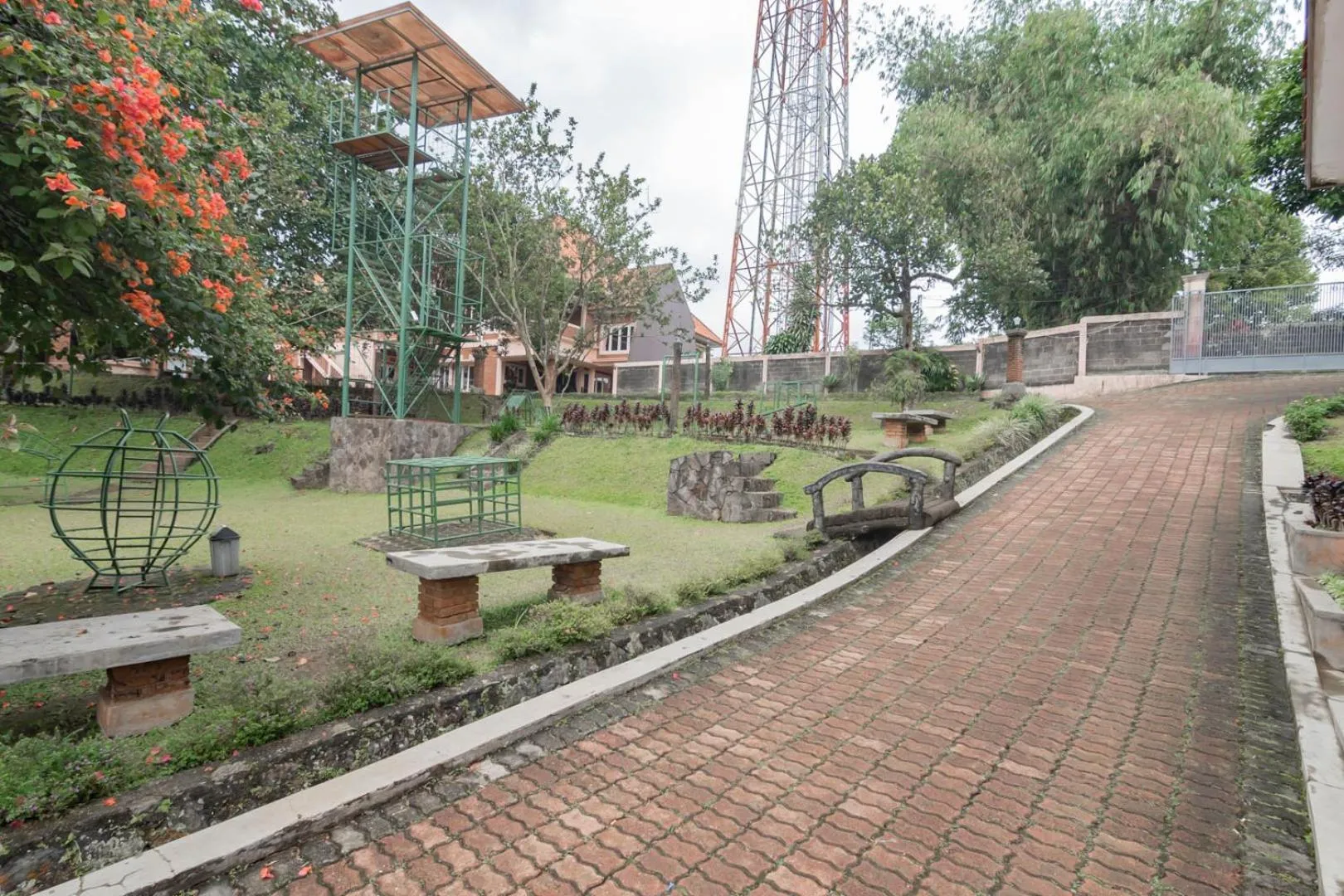 Garden view in Urbanview Hotel Syariah Insani Cisarua Puncak