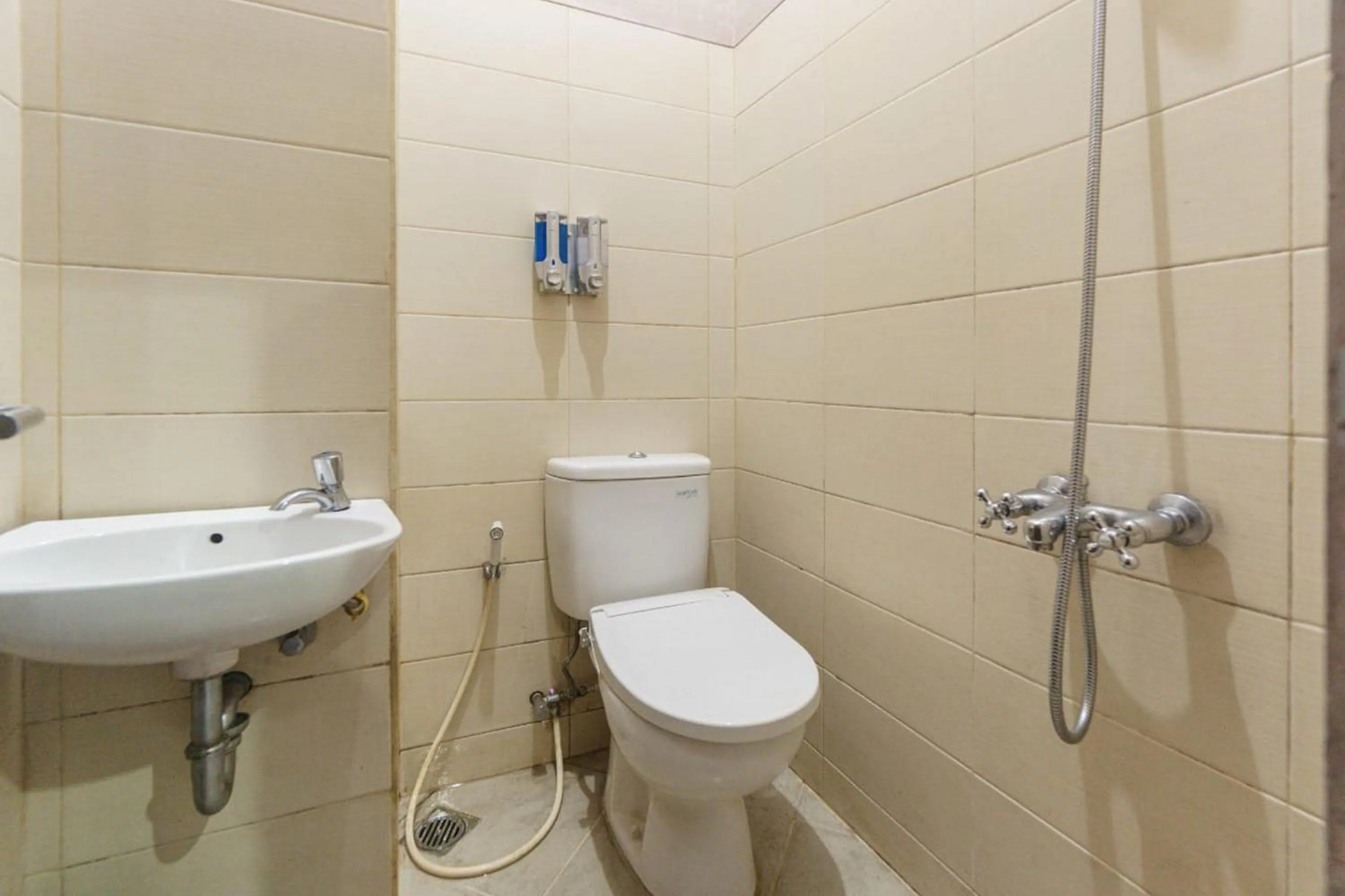 Bathroom in Urbanview Hotel Syariah Insani Cisarua Puncak