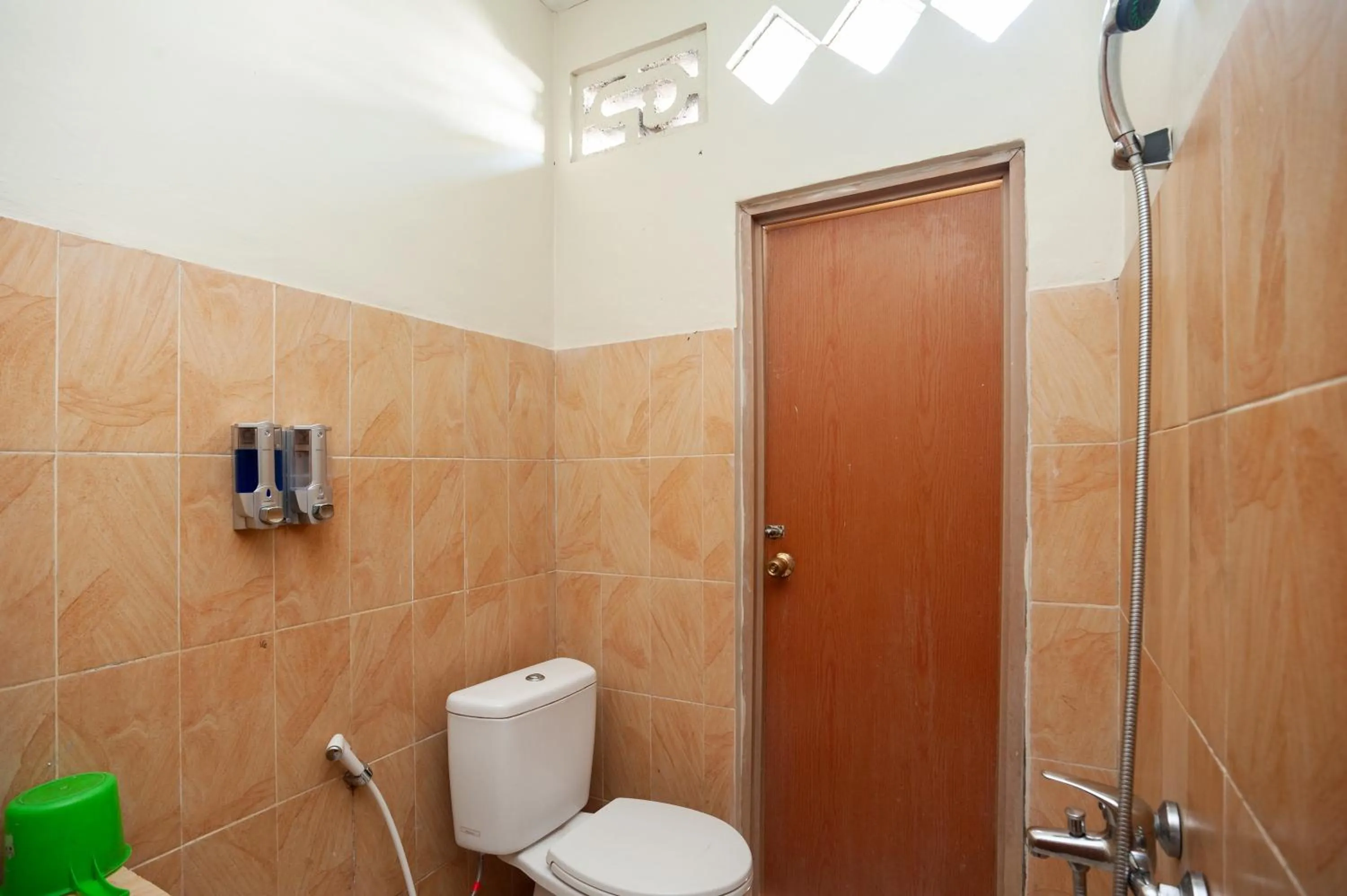 Bathroom in Urbanview Hotel Syariah Insani Cisarua Puncak