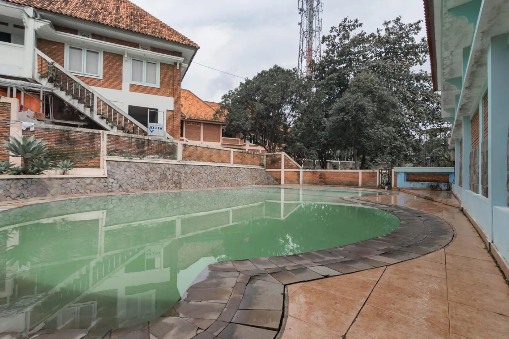 Swimming pool in Urbanview Hotel Syariah Insani Cisarua Puncak