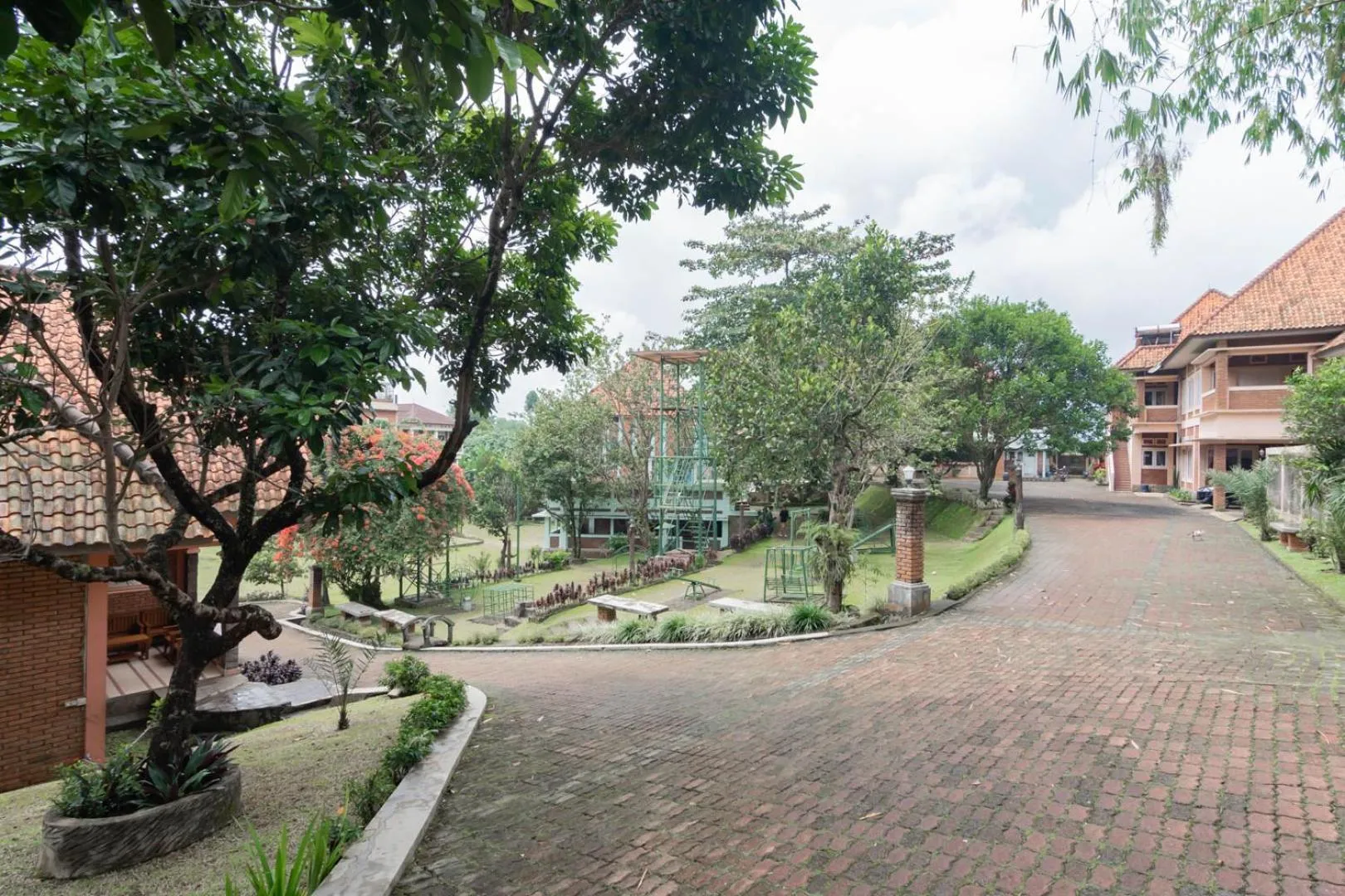 Garden view in Urbanview Hotel Syariah Insani Cisarua Puncak