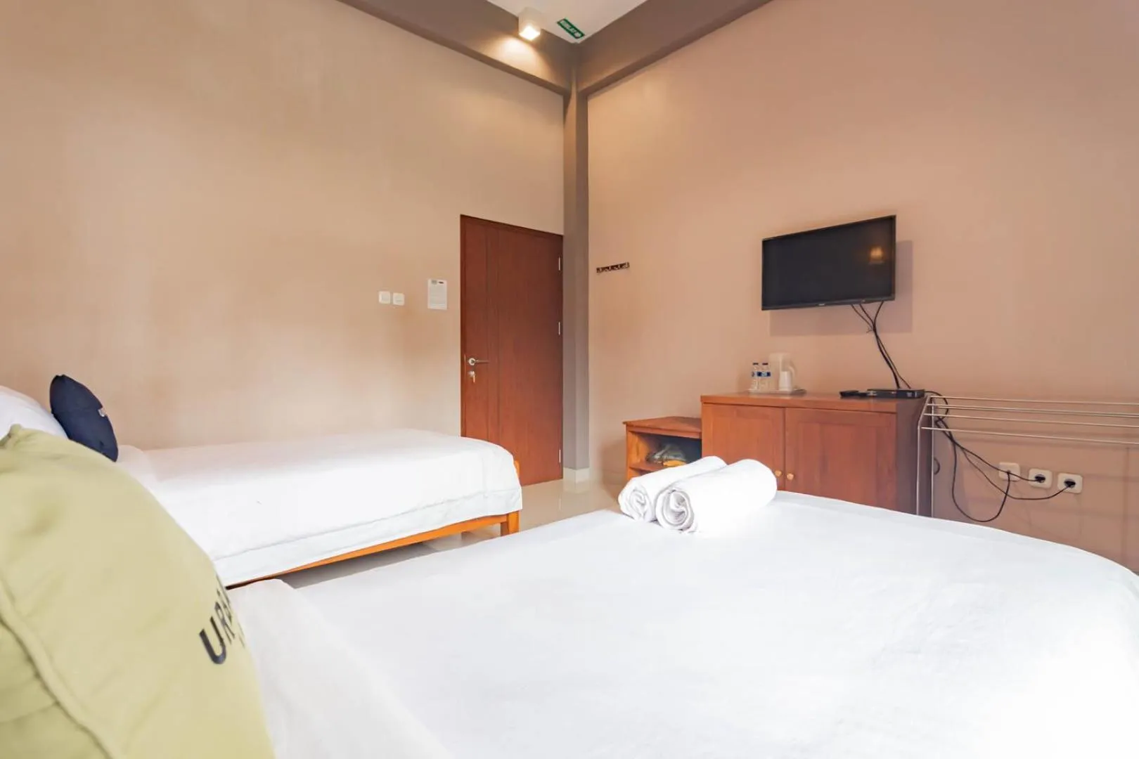 Bed in Urbanview Hotel Syariah Insani Cisarua Puncak