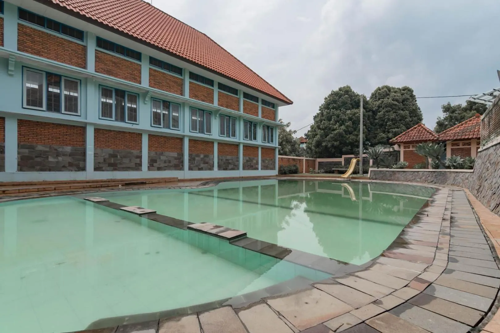 Swimming pool in Urbanview Hotel Syariah Insani Cisarua Puncak