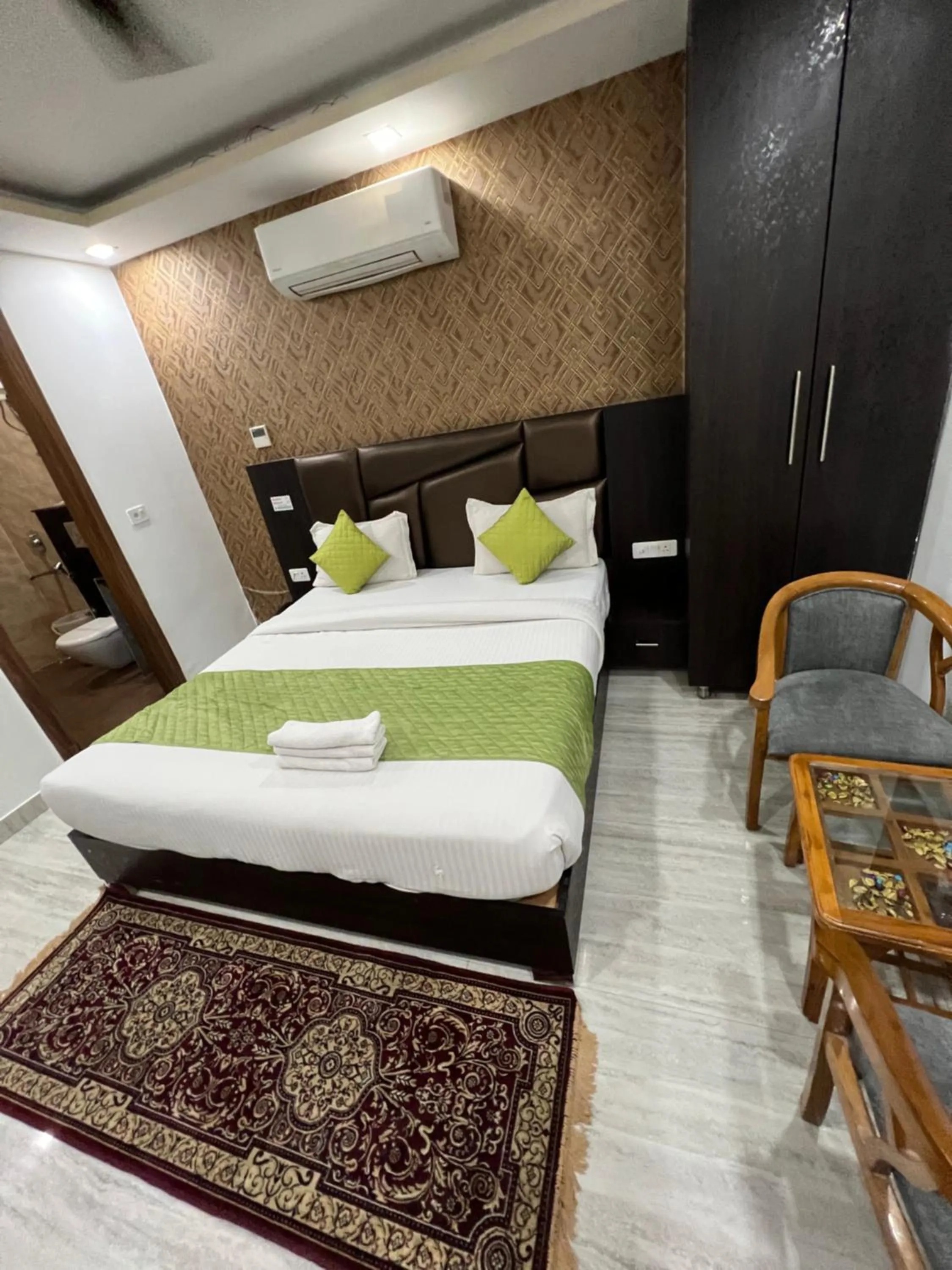 Bedroom, Bed in Hotel Royal Inn igi