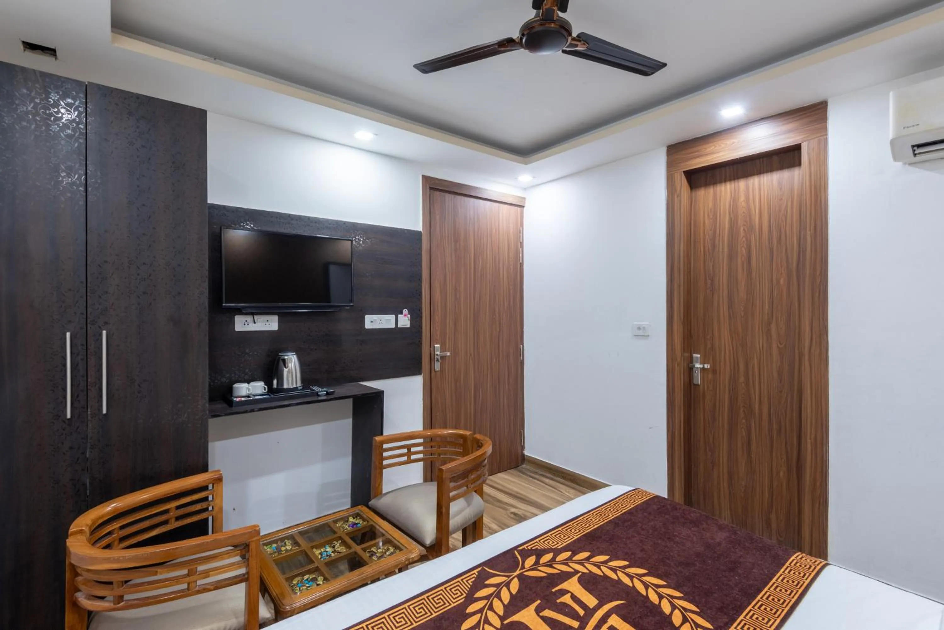 Bed in Hotel Royal Inn igi