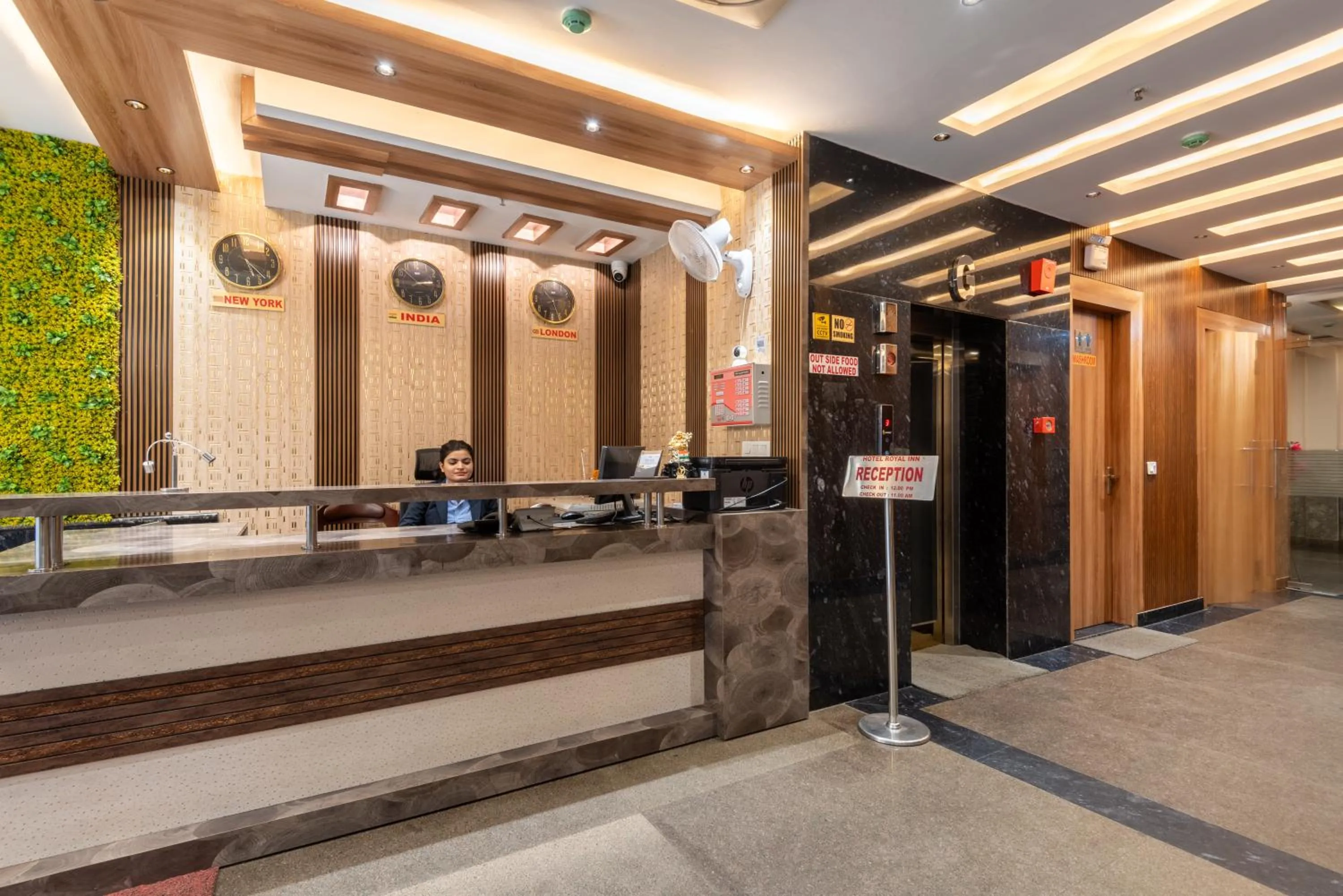 People in Hotel Royal Inn igi