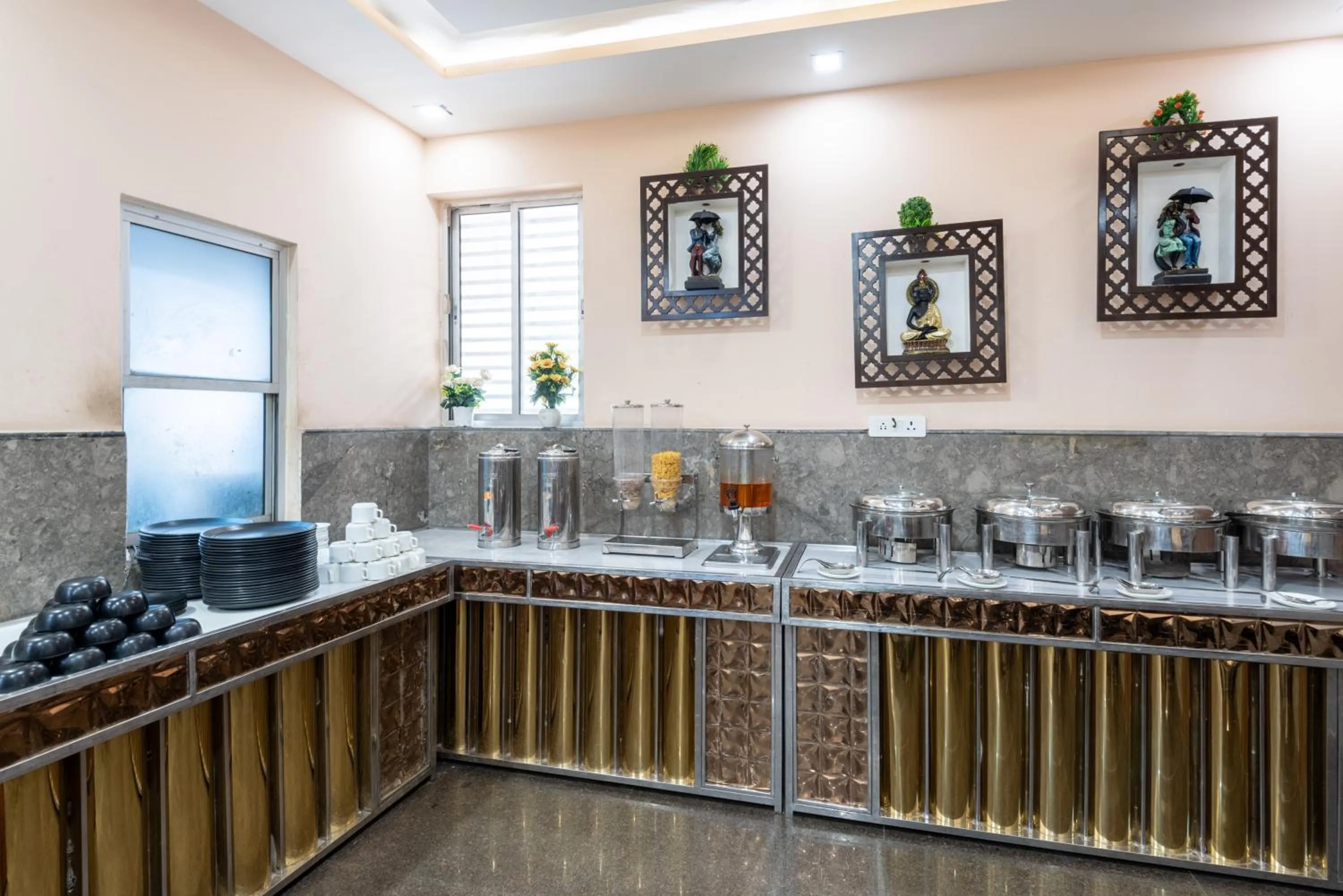 Kitchen or kitchenette in Hotel Royal Inn igi