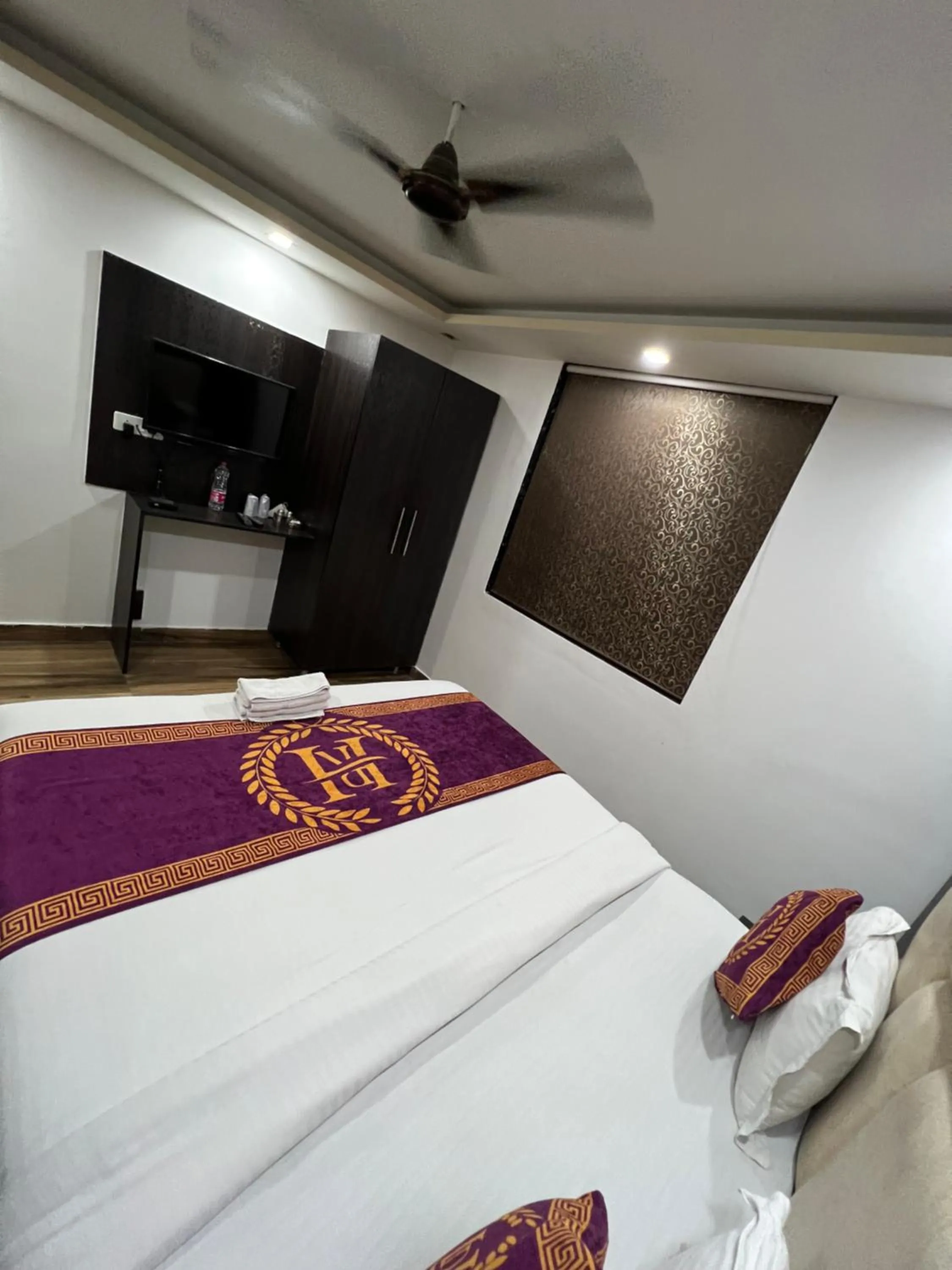 Bed in Hotel Royal Inn igi
