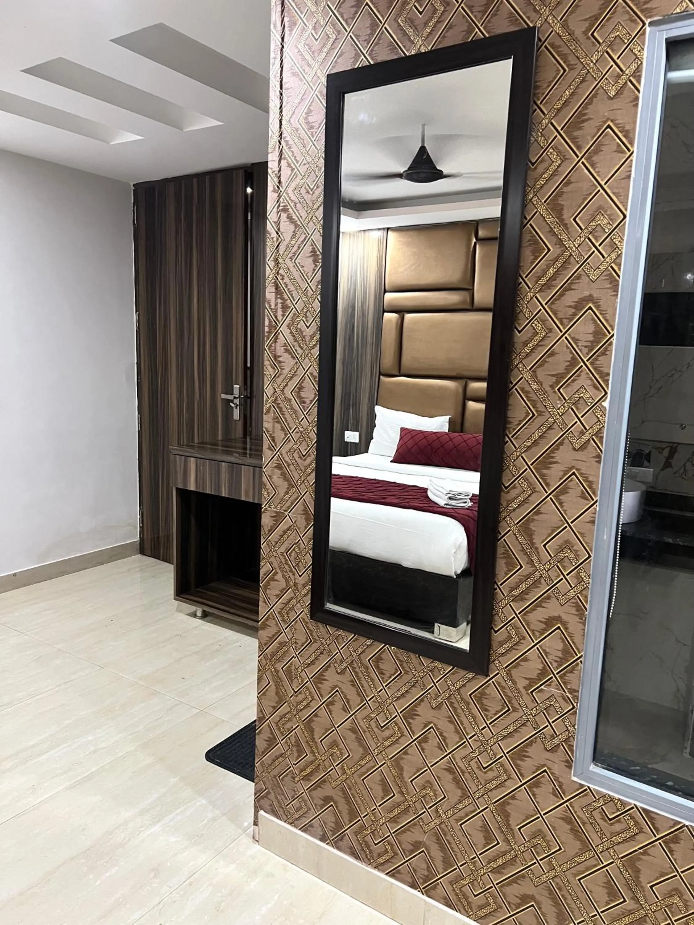 towels, Bed in Hotel Royal Inn igi