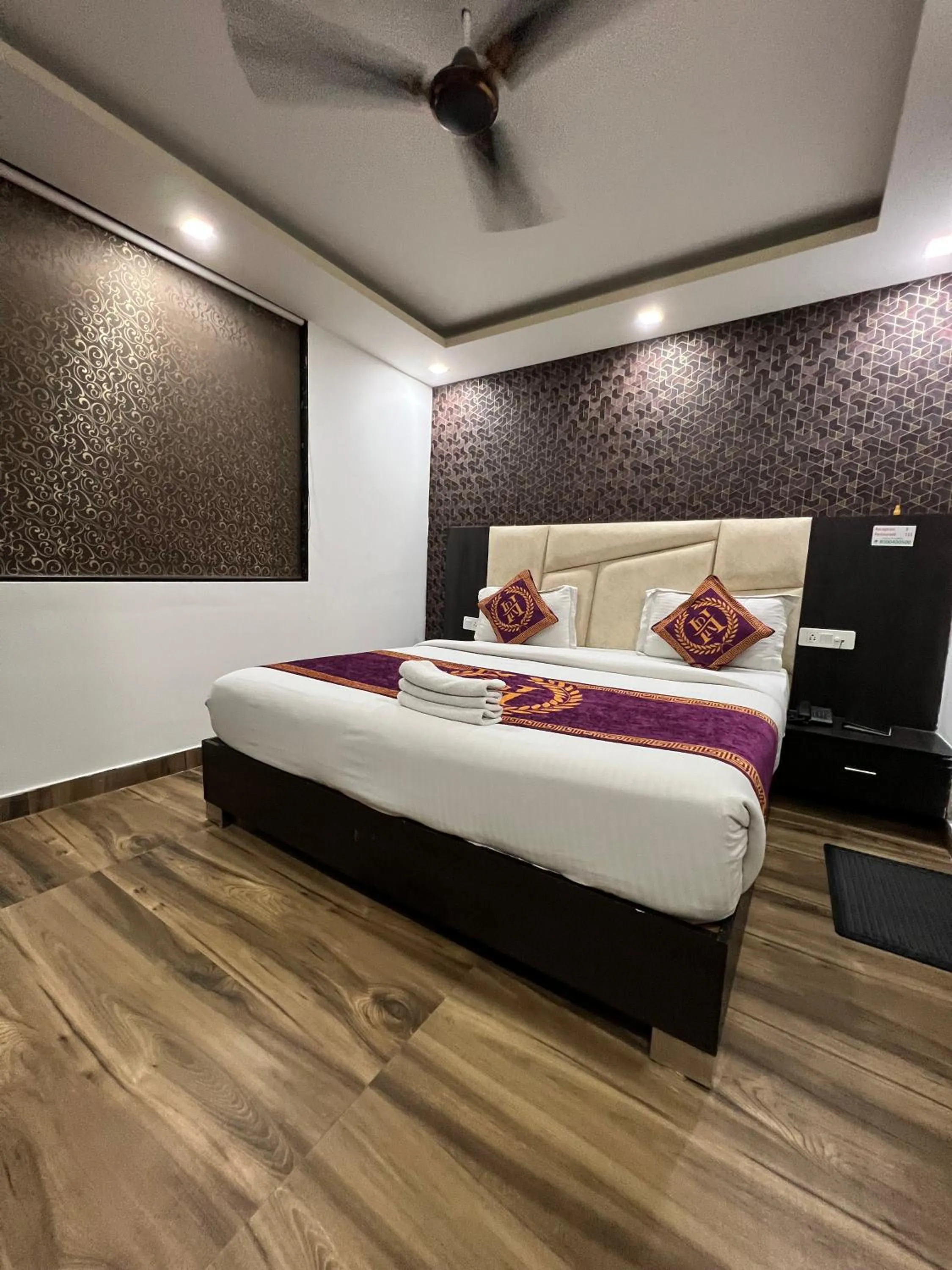 Bed in Hotel Royal Inn igi