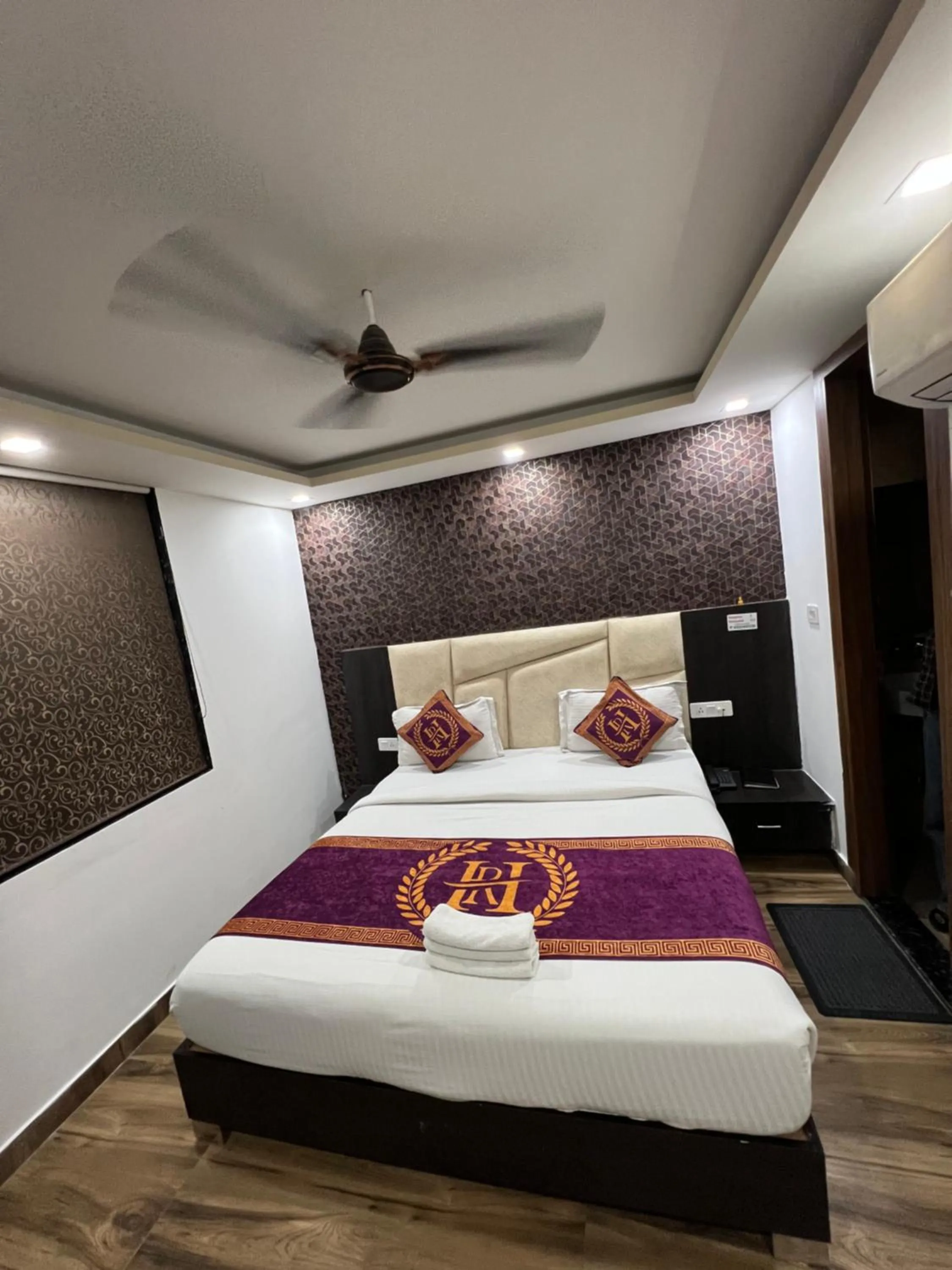 Bed in Hotel Royal Inn igi