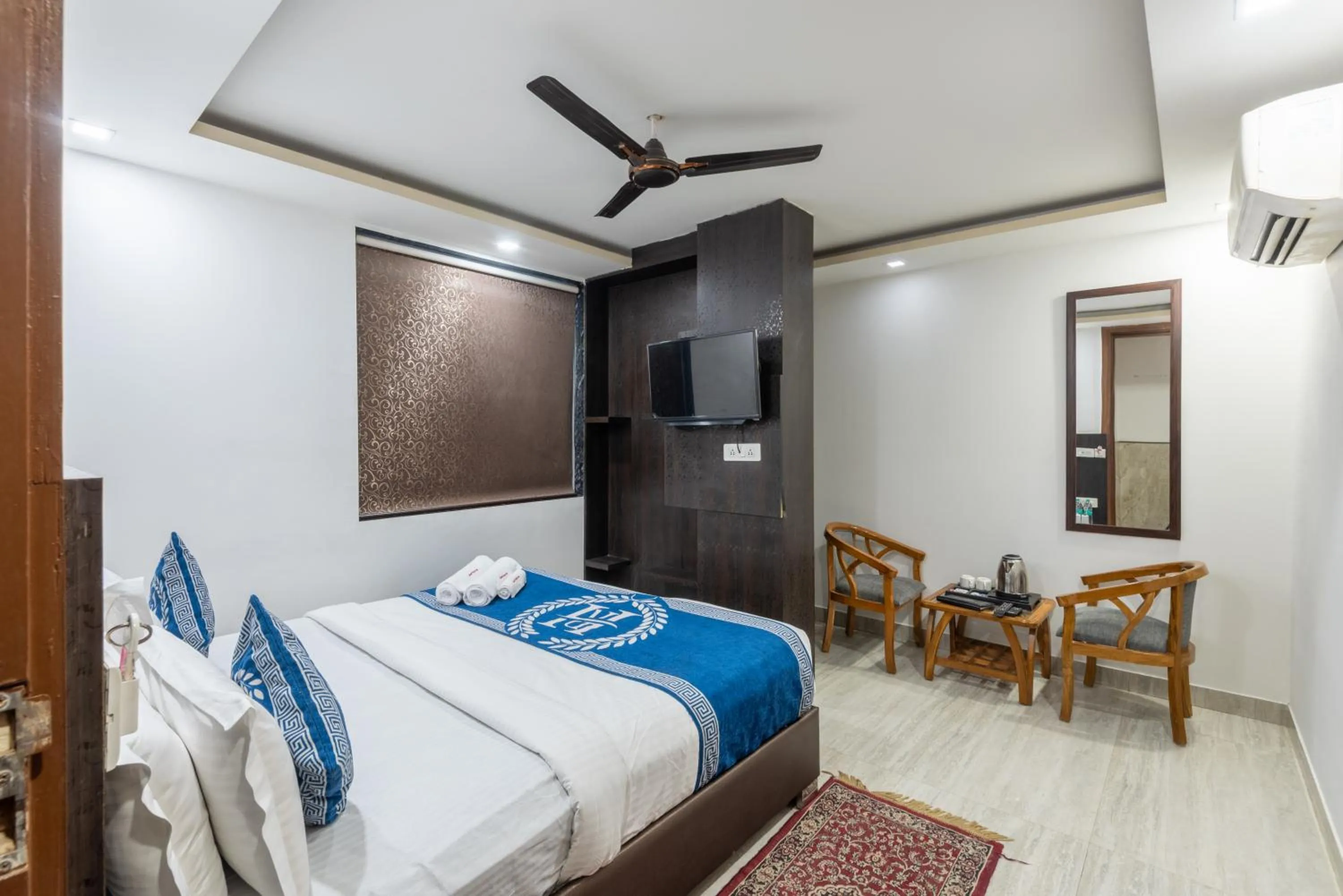 Photo of the whole room, Bed in Hotel Royal Inn igi