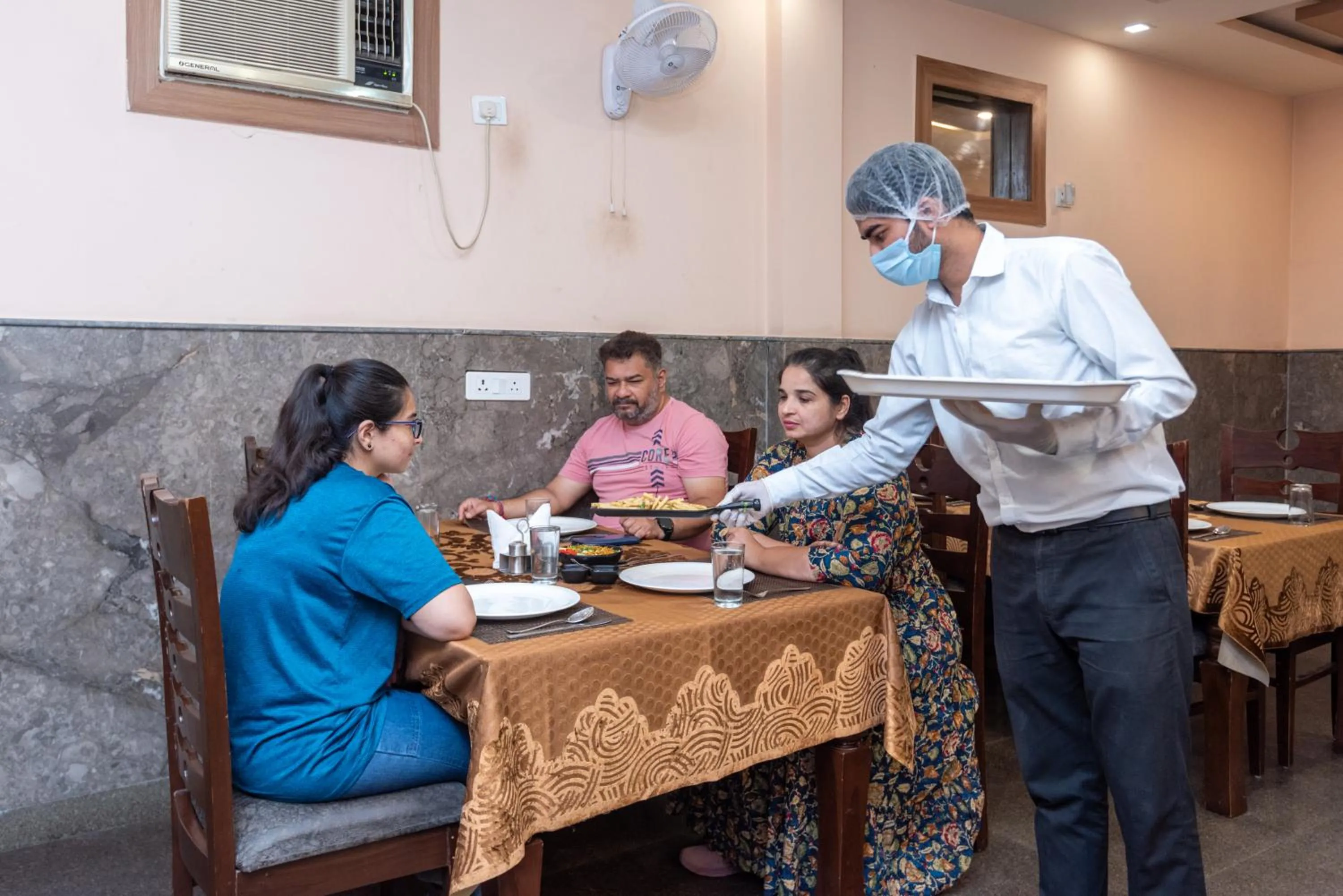 Breakfast in Hotel Royal Inn igi