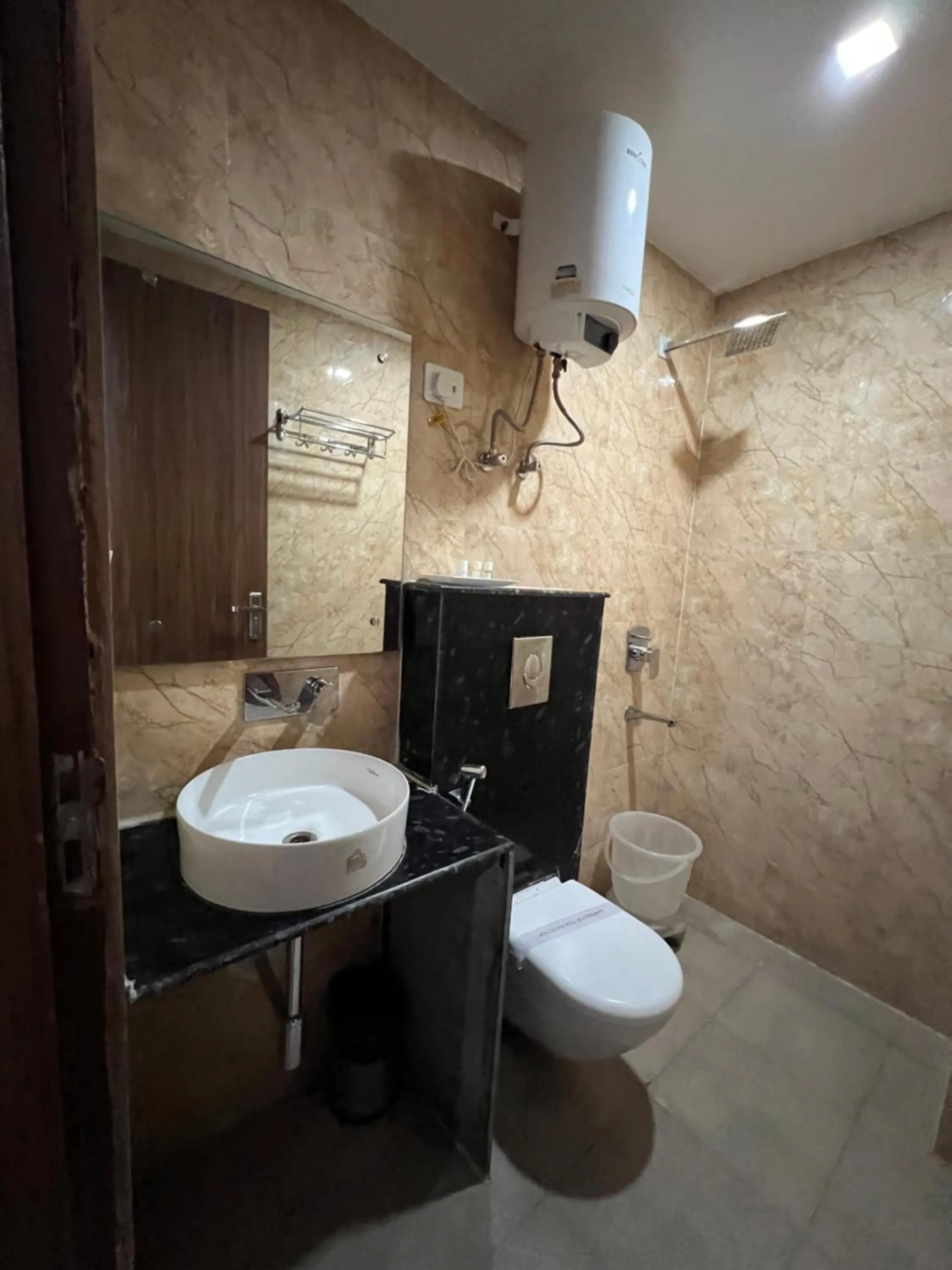 Toilet in Hotel Royal Inn igi