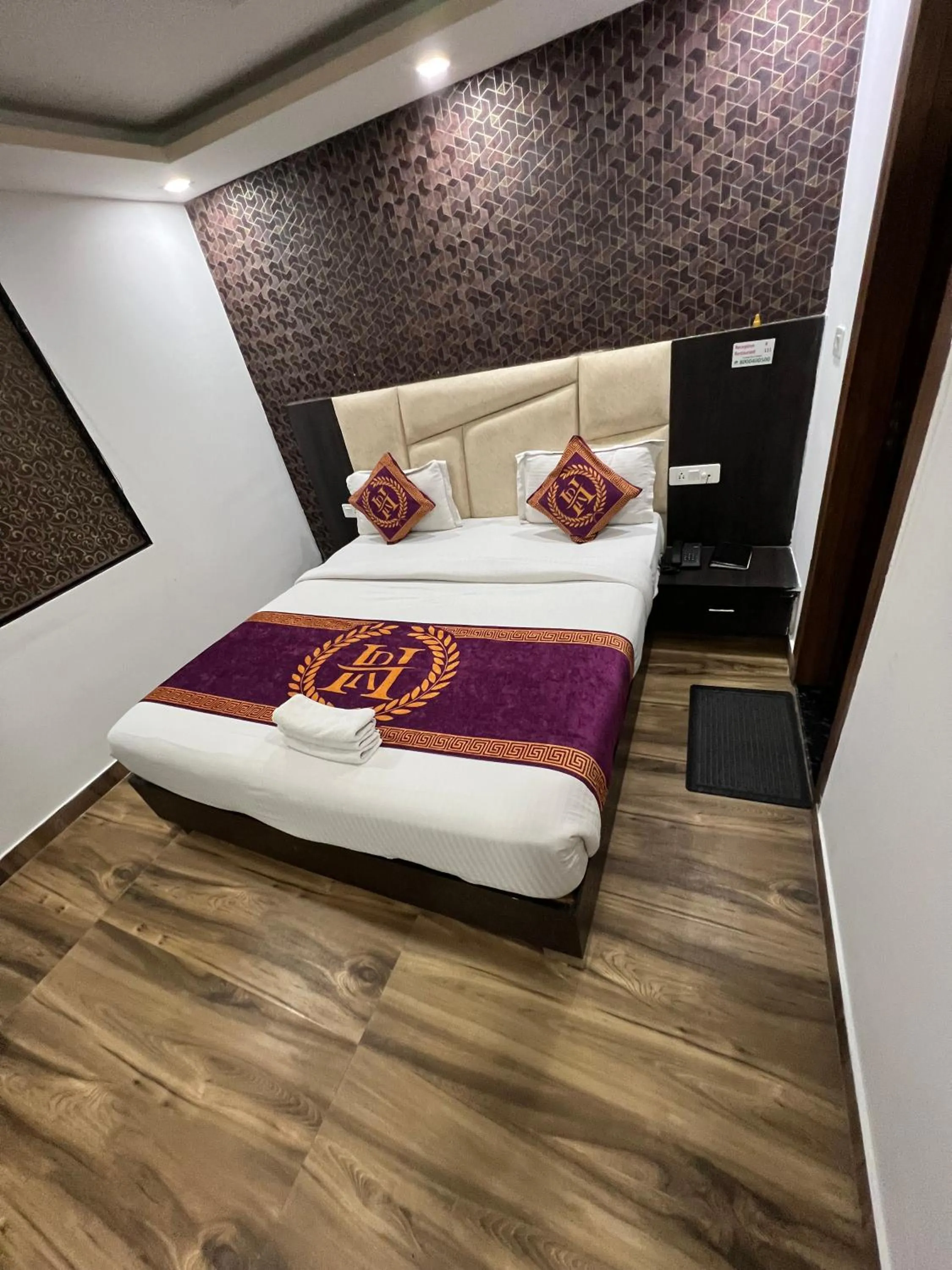 Bedroom, Bed in Hotel Royal Inn igi