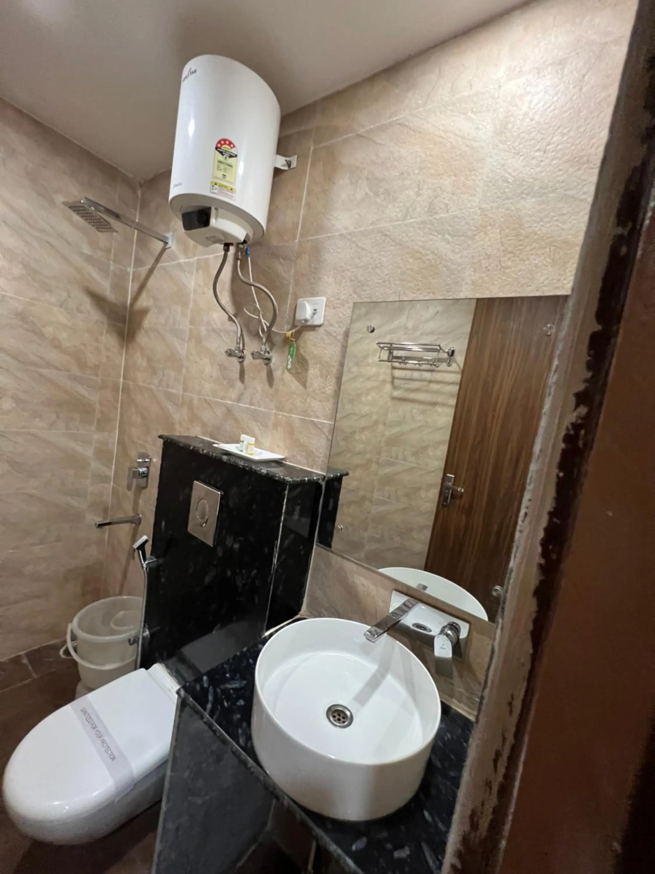 Toilet in Hotel Royal Inn igi