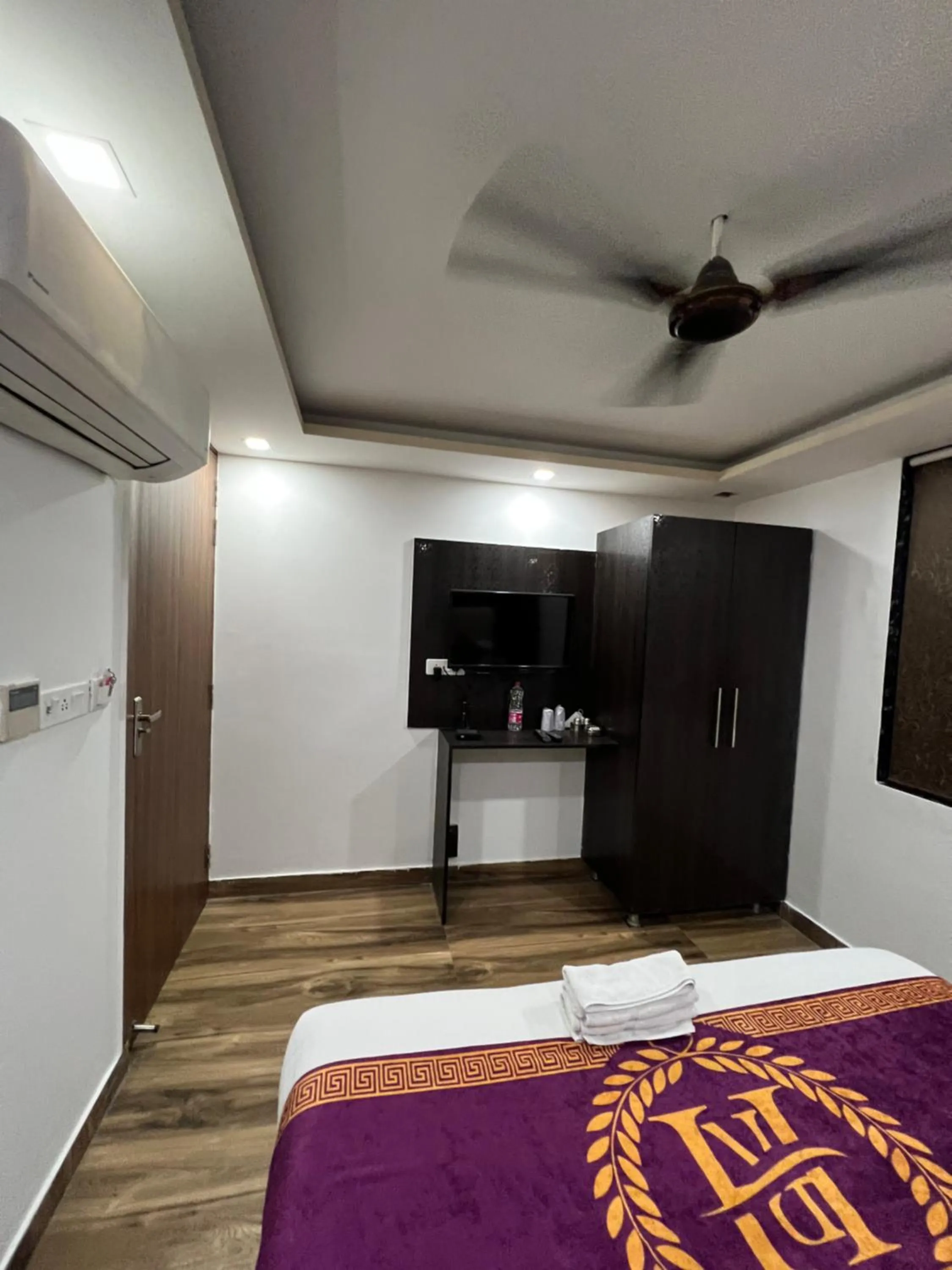 Bedroom, Bed in Hotel Royal Inn igi