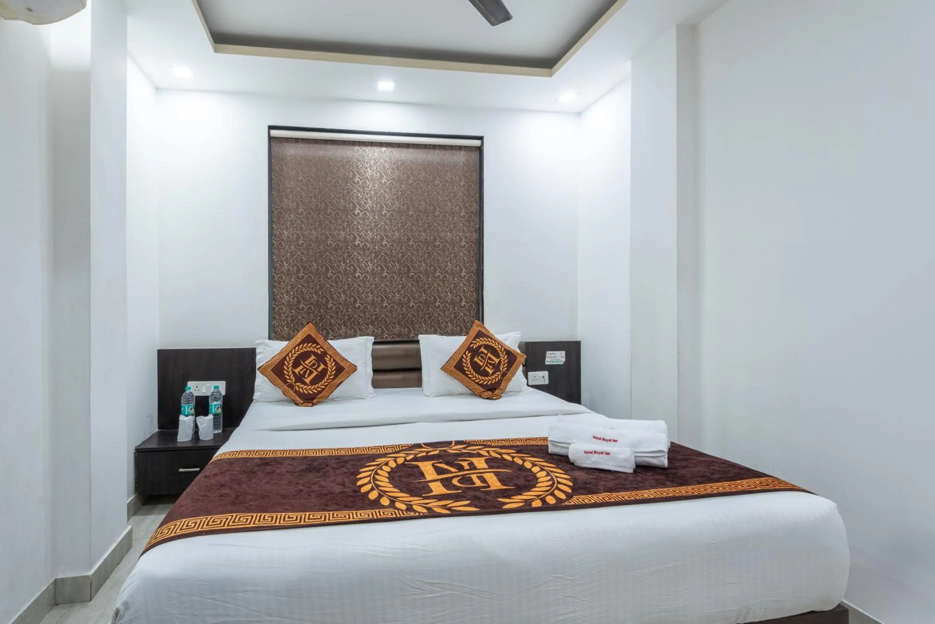 Bedroom, Bed in Hotel Royal Inn igi