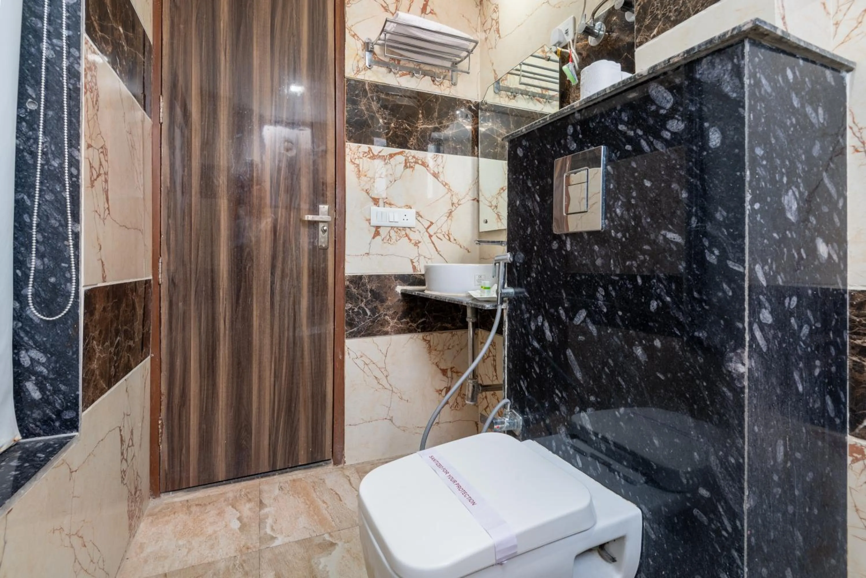 Toilet in Hotel Royal Inn igi