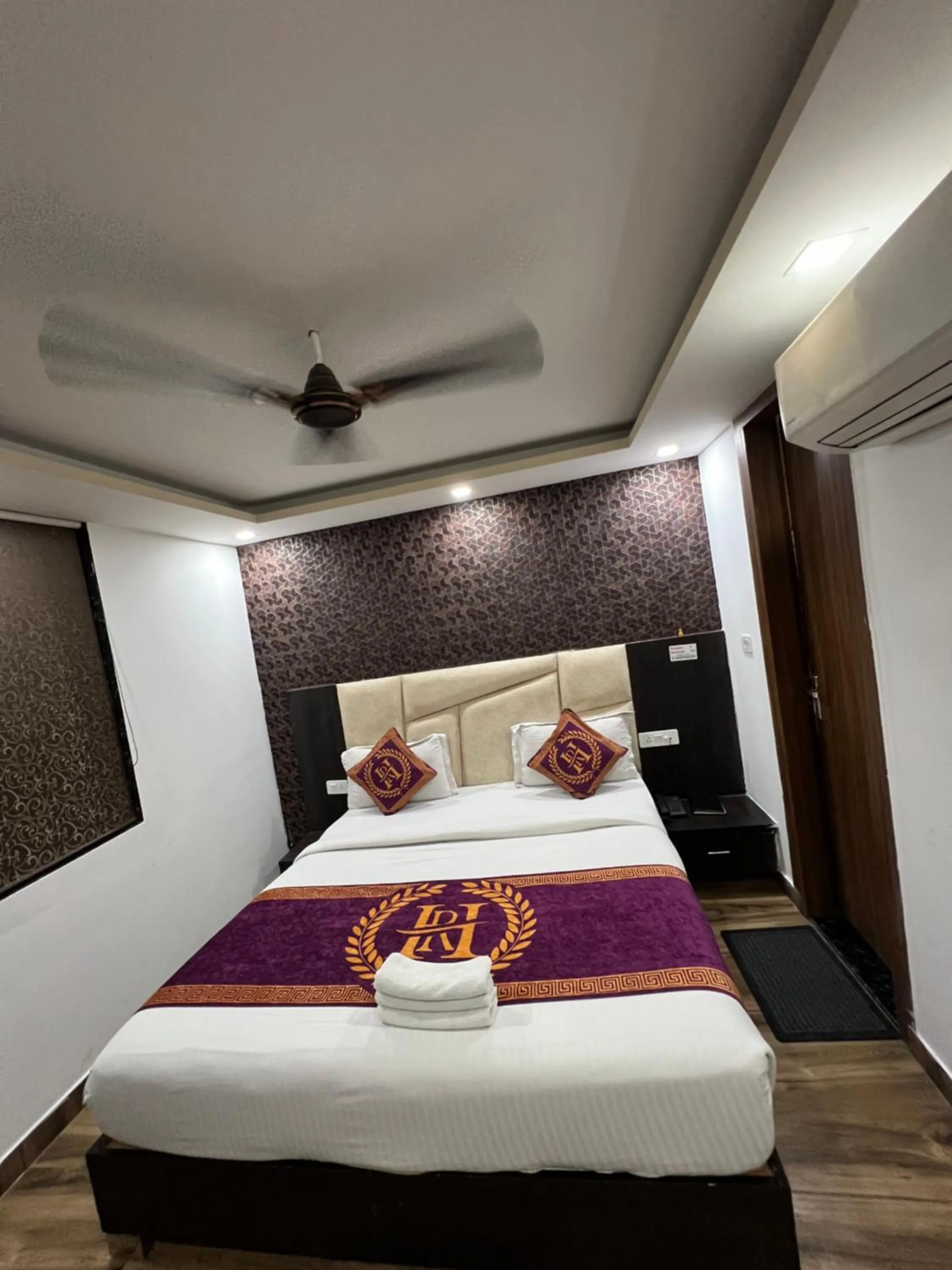 Bed in Hotel Royal Inn igi