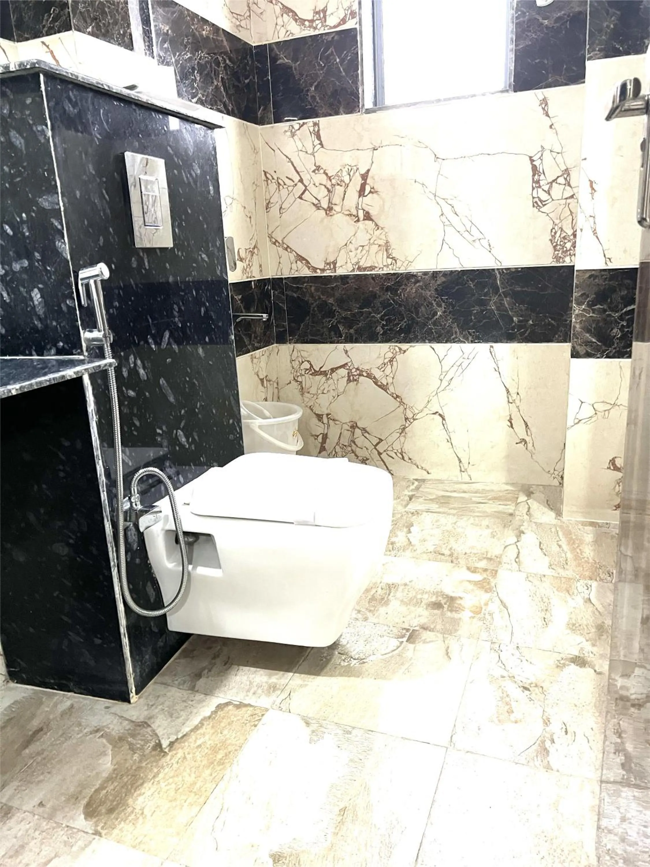 Toilet in Hotel Royal Inn igi