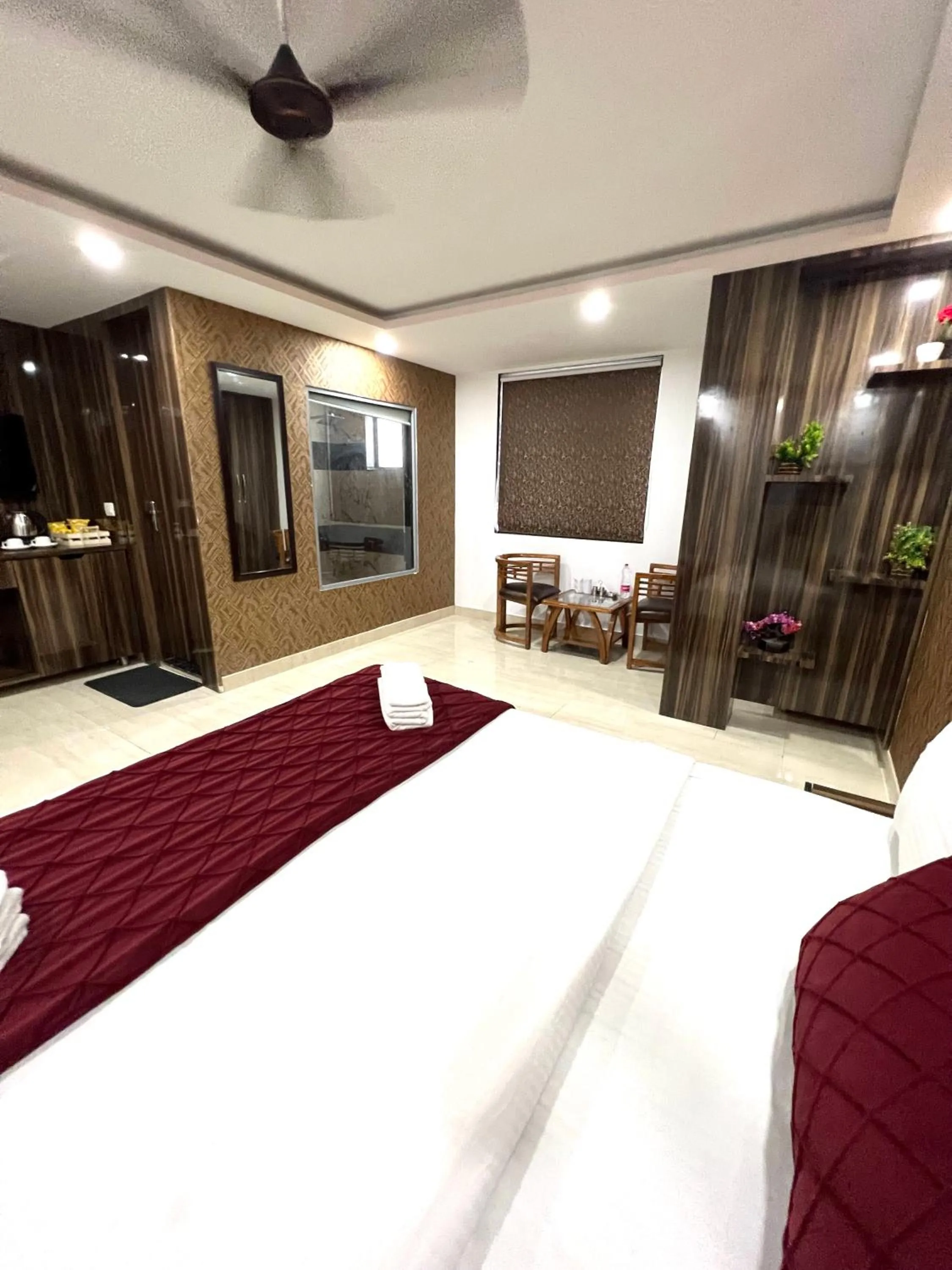 Seating area, Bed in Hotel Royal Inn igi