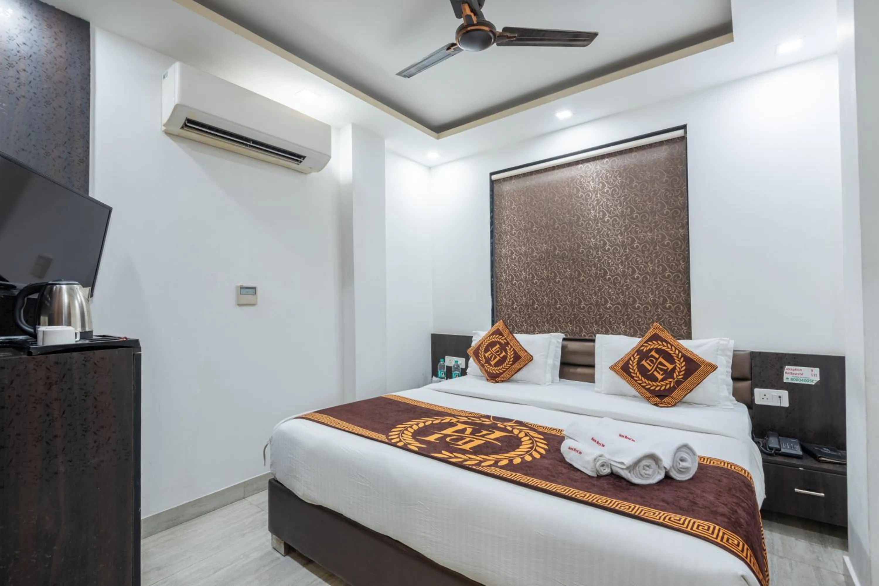 Bed in Hotel Royal Inn igi