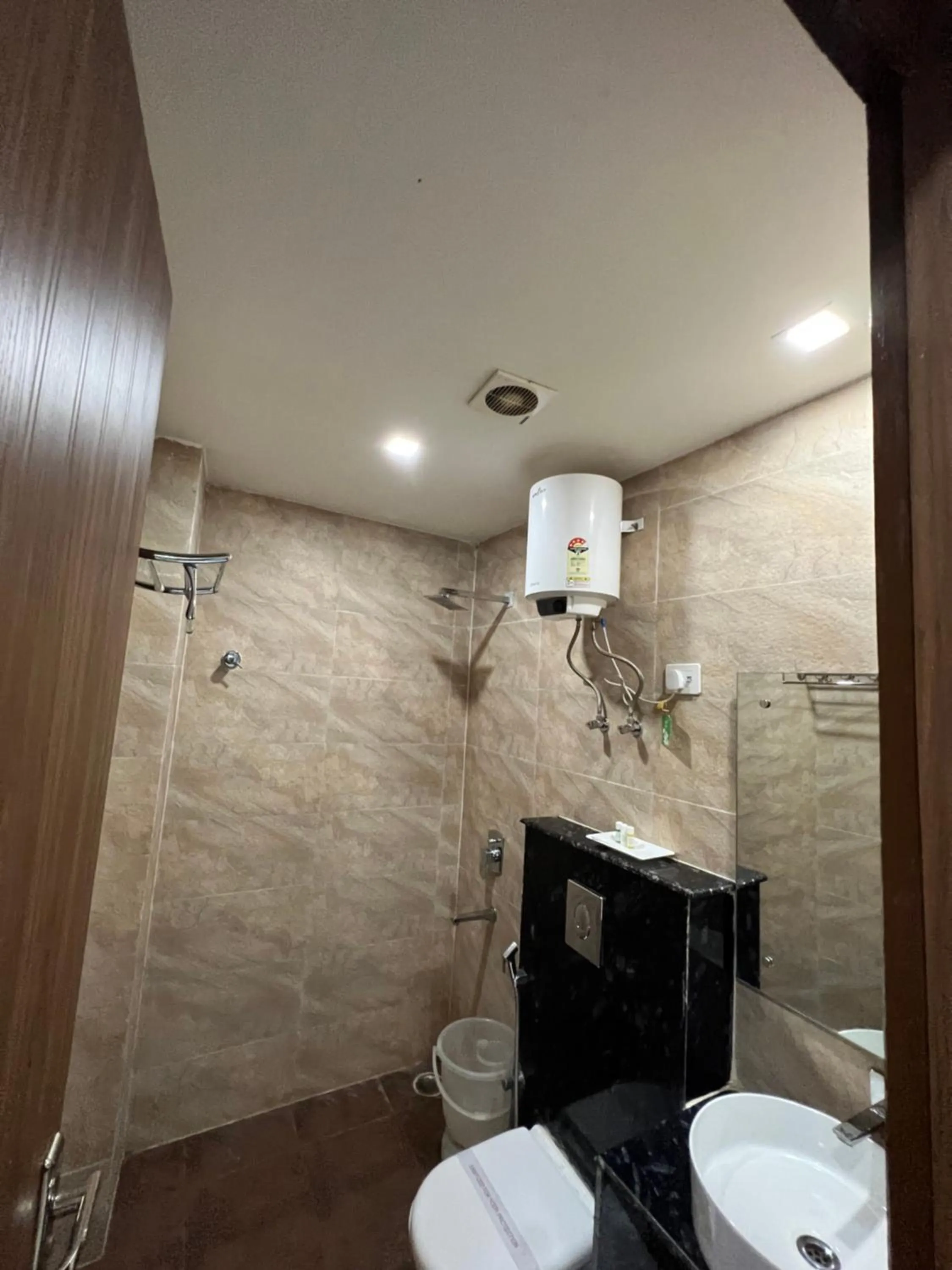 Toilet in Hotel Royal Inn igi