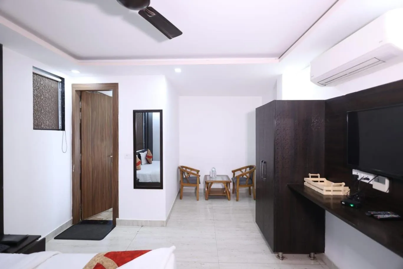 TV and multimedia in Hotel Royal Inn igi