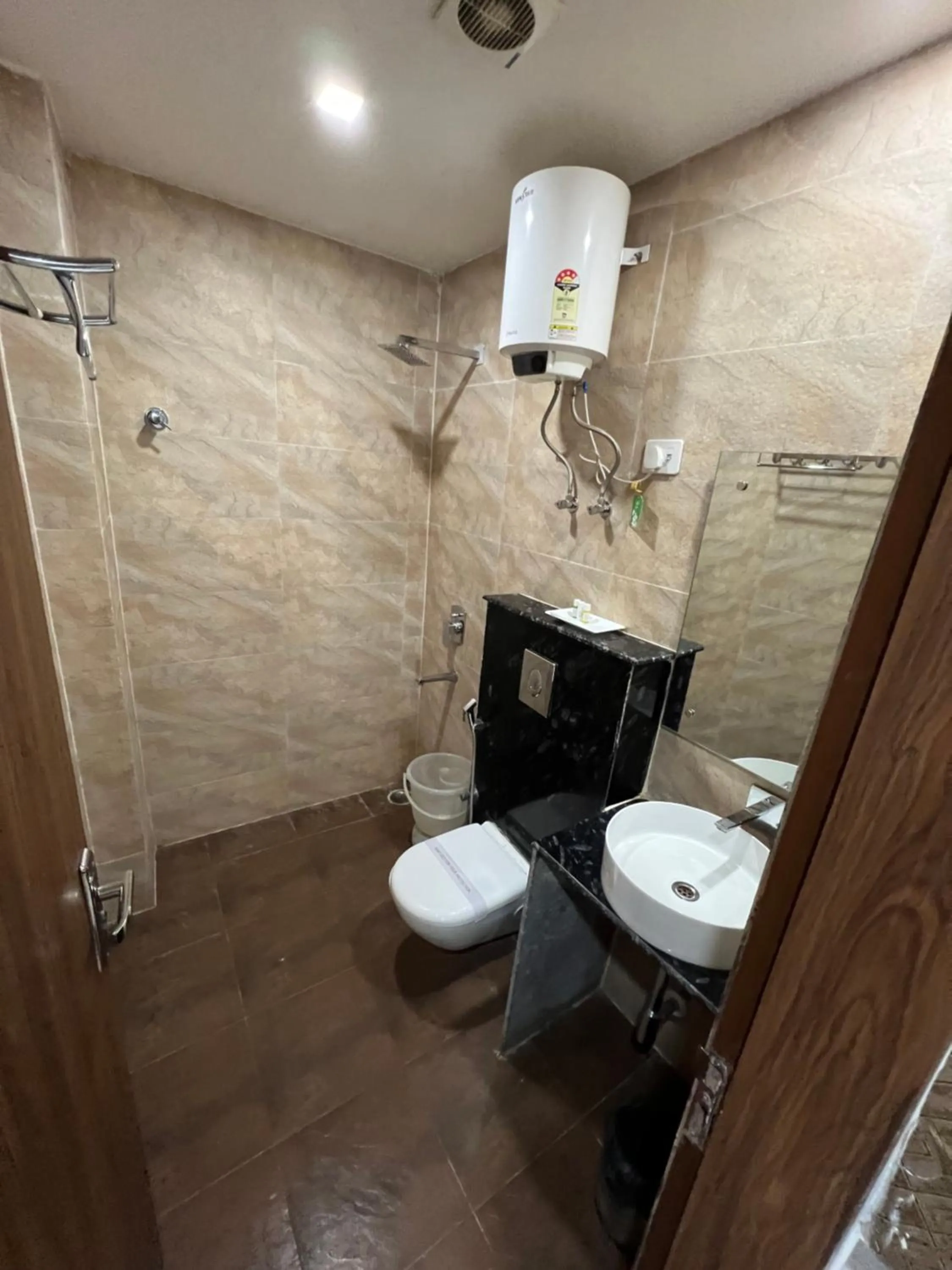 Toilet in Hotel Royal Inn igi