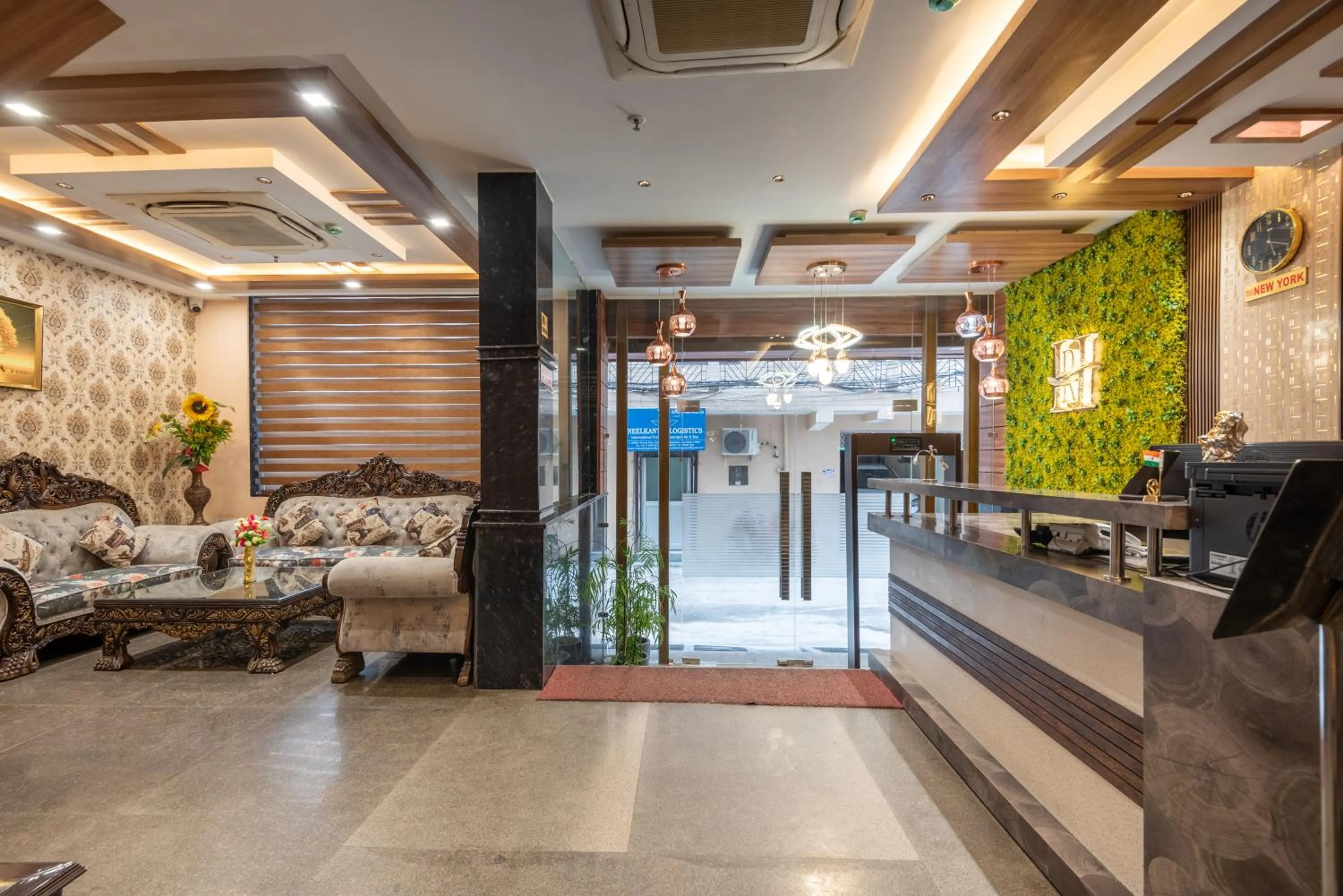 Lobby or reception in Hotel Royal Inn igi