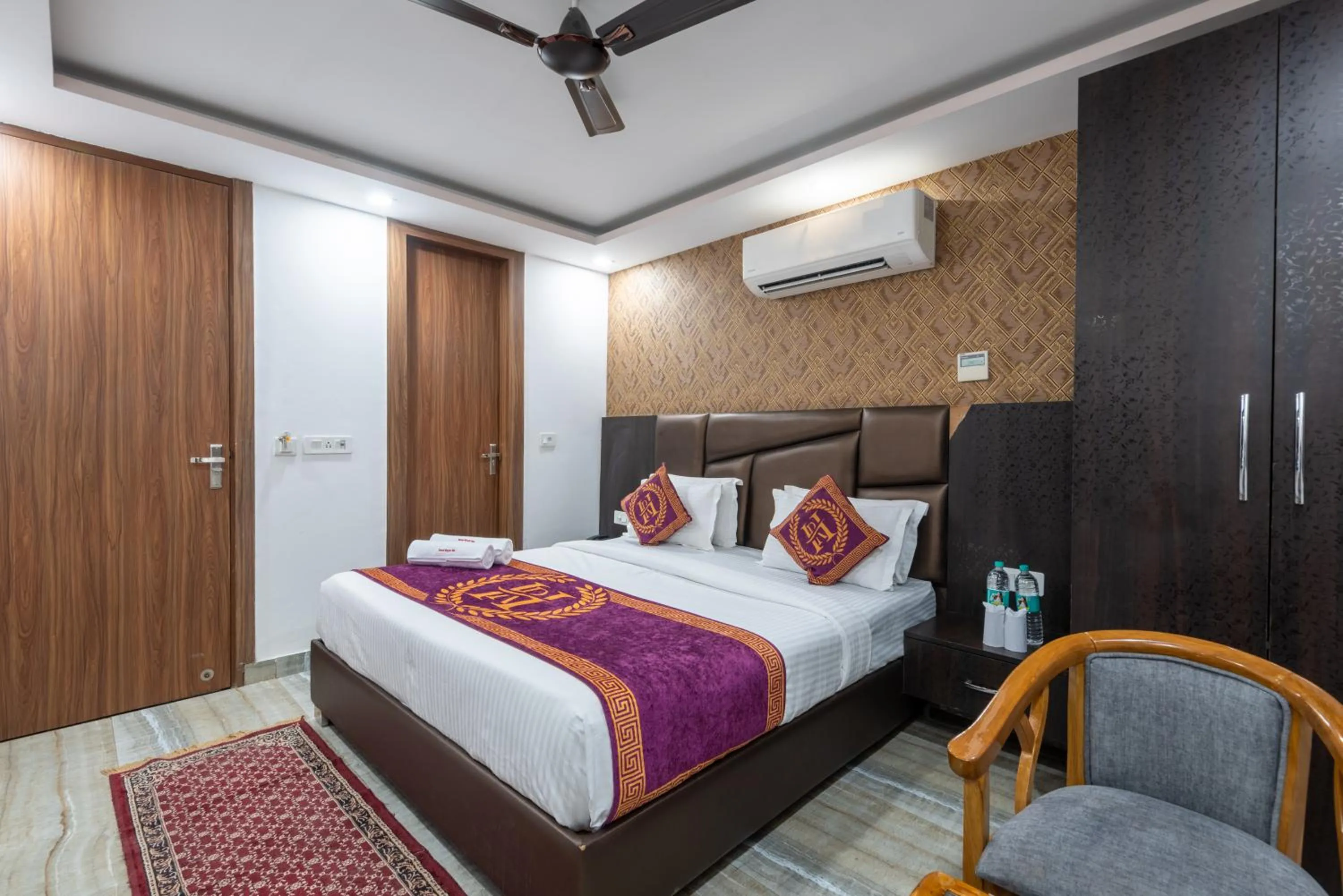 Bedroom, Bed in Hotel Royal Inn igi