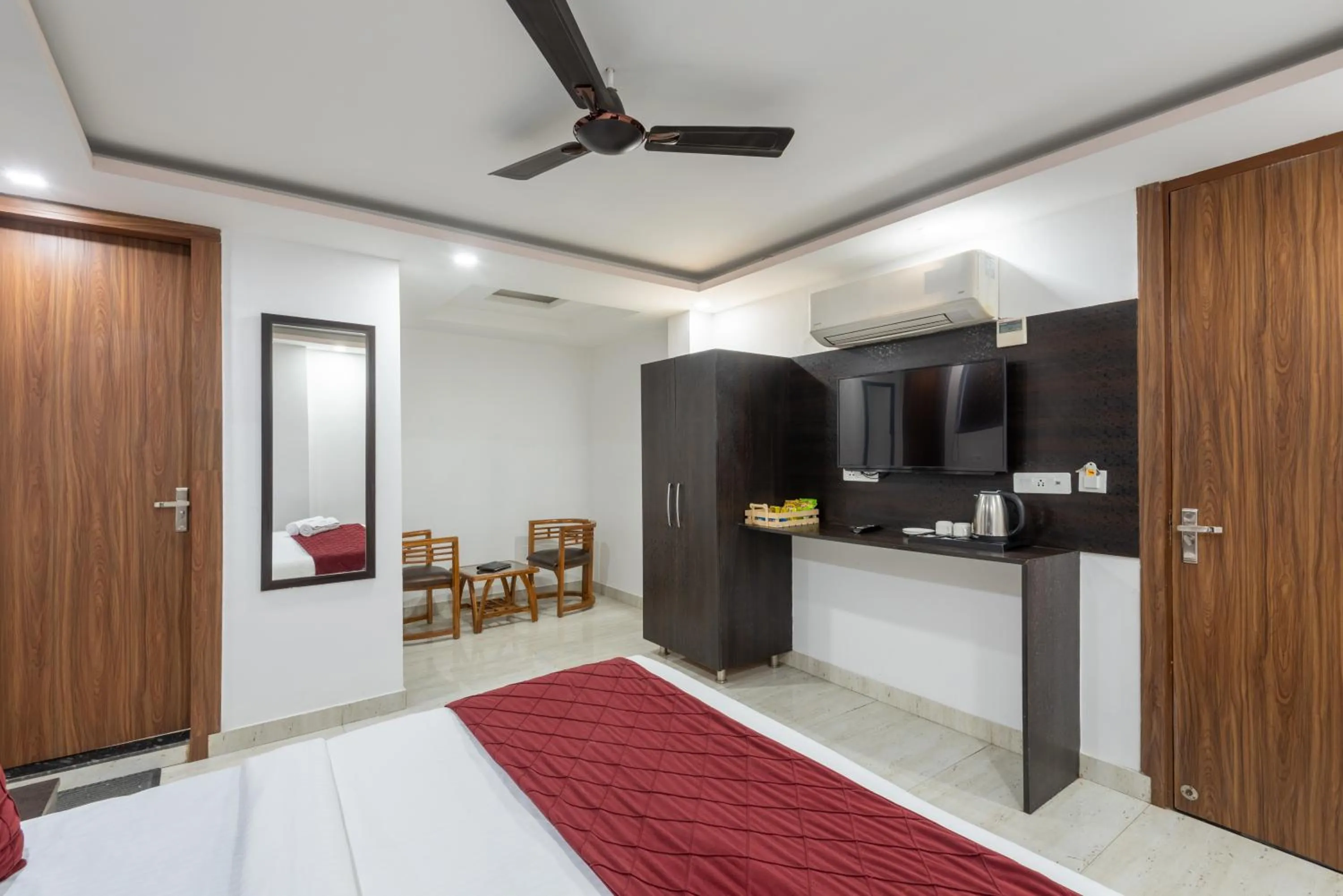 Bedroom, Bed in Hotel Royal Inn igi