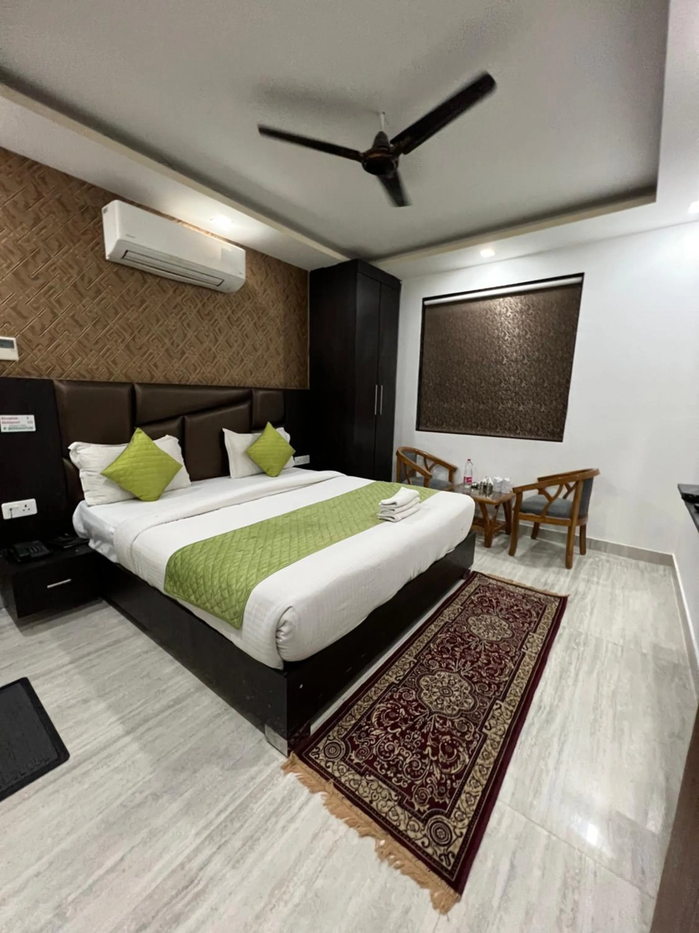 Bed in Hotel Royal Inn igi