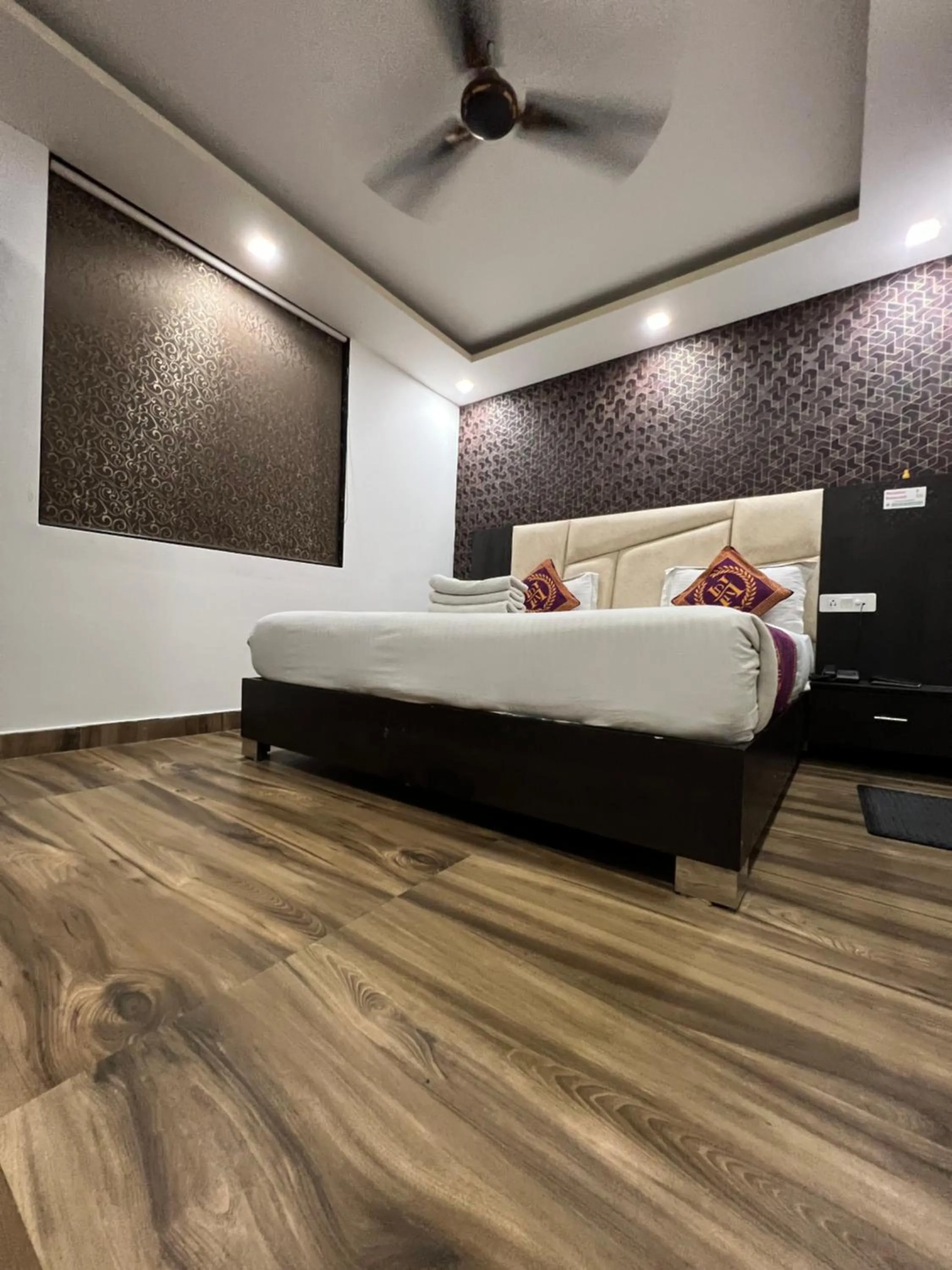 Bed in Hotel Royal Inn igi