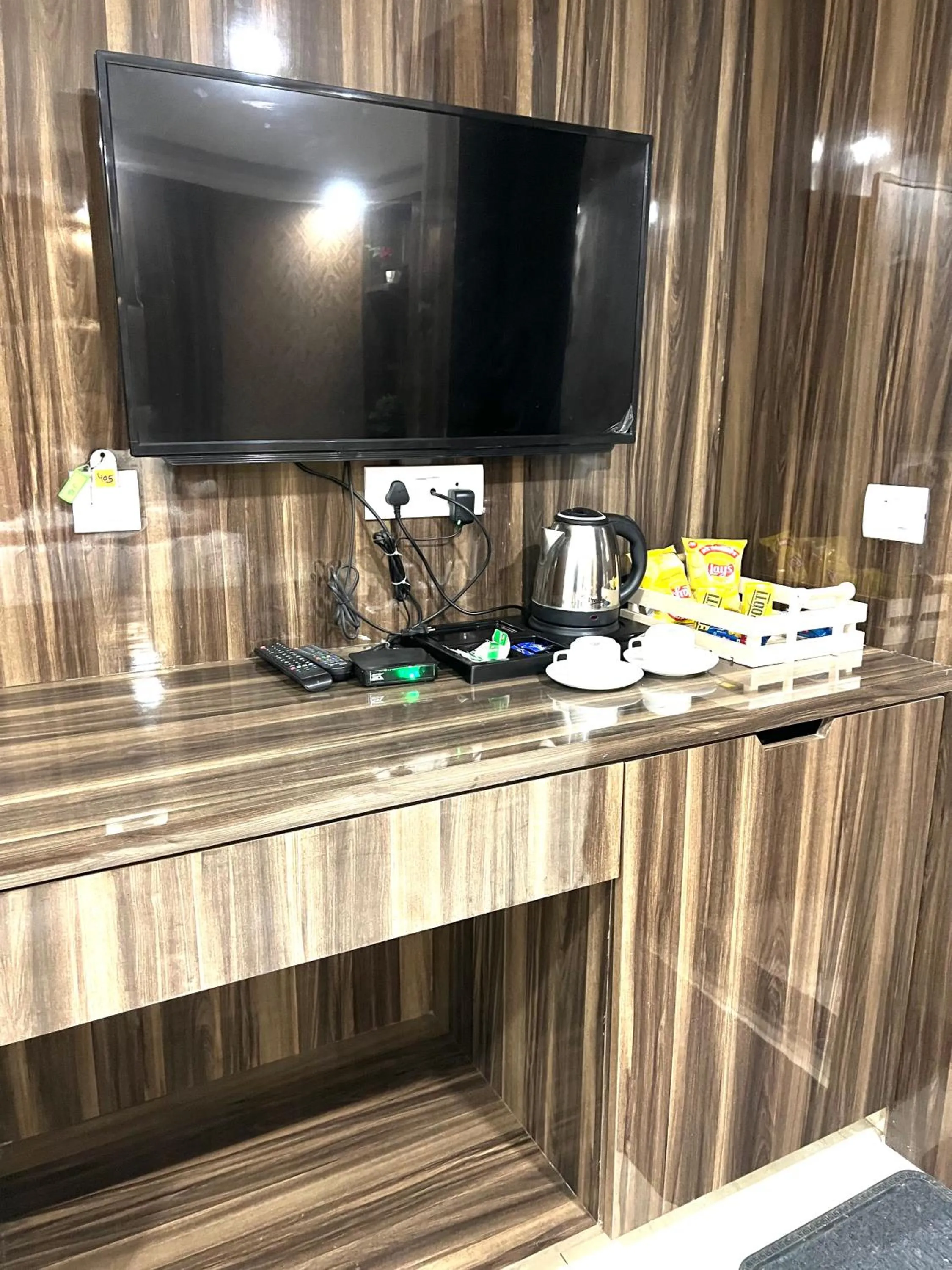 TV and multimedia in Hotel Royal Inn igi