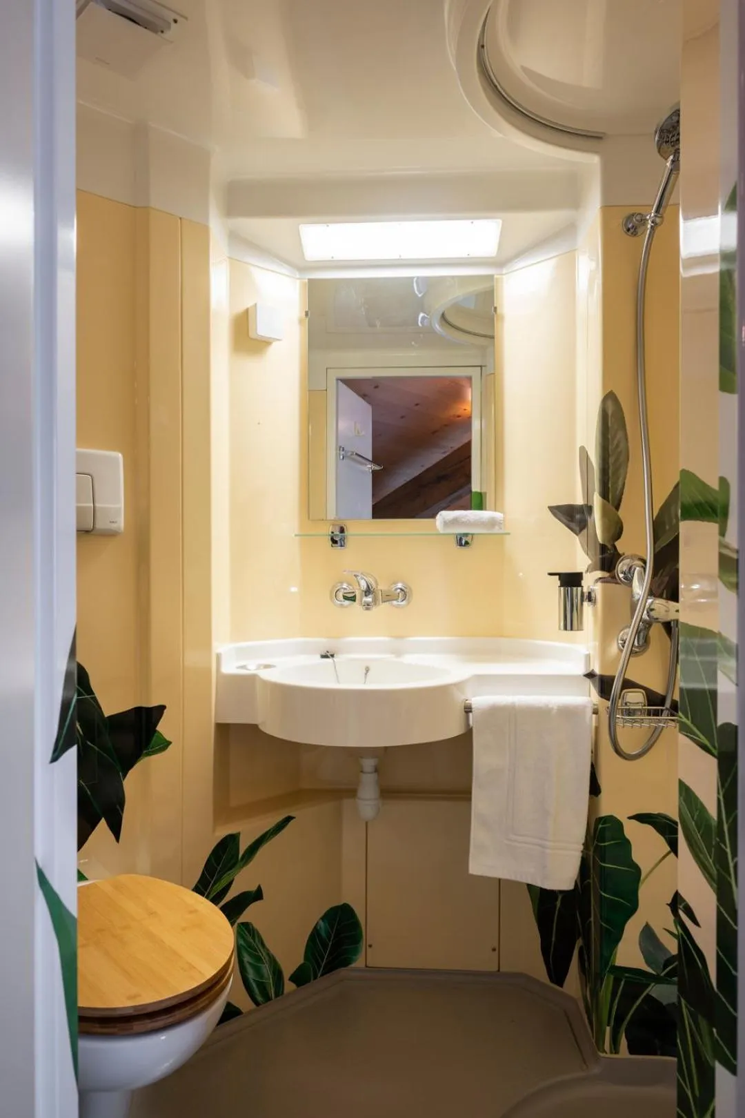 Bathroom in Peanut Mountain Lodge & Le Communal