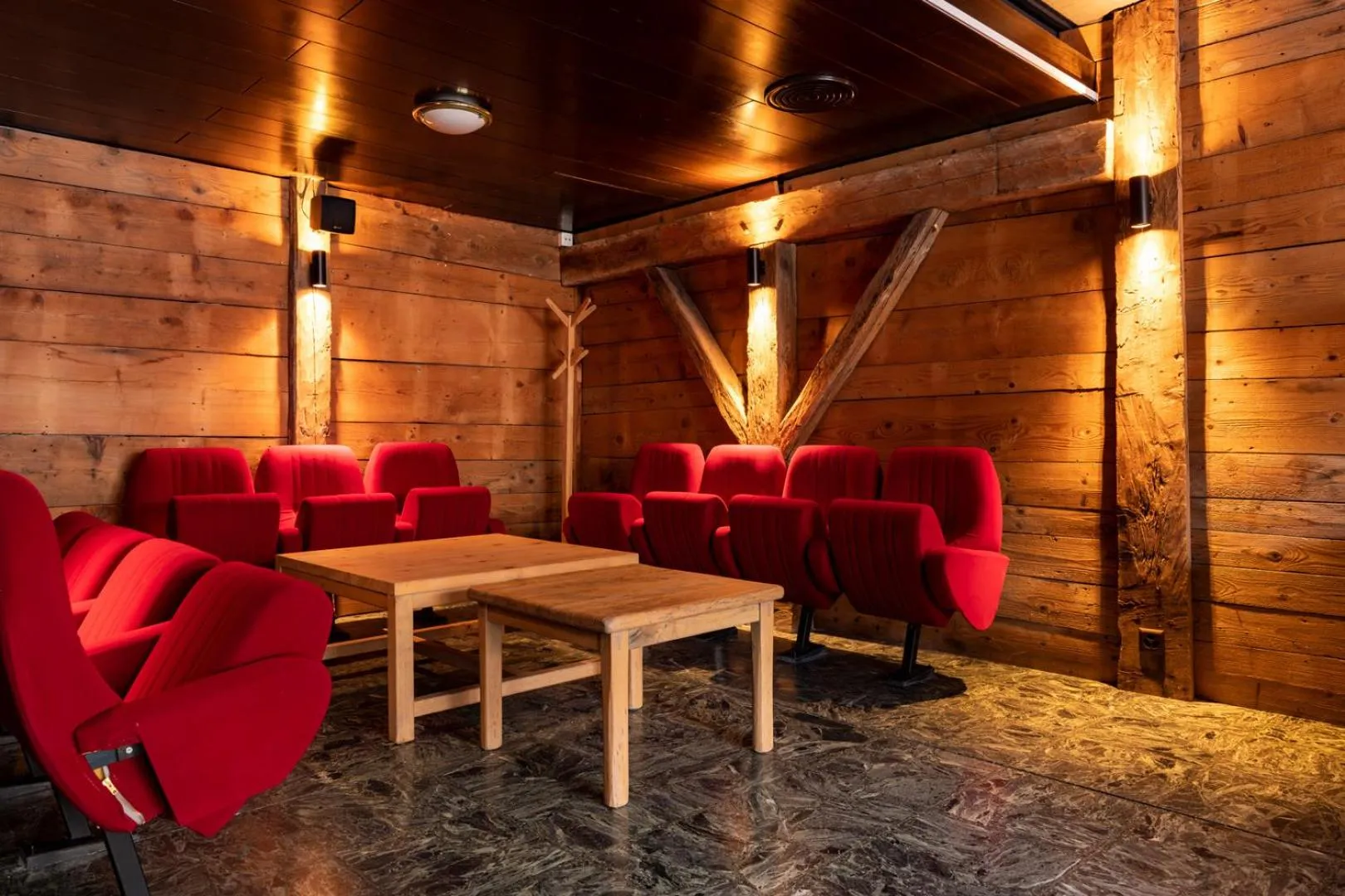 Restaurant/places to eat in Peanut Mountain Lodge & Le Communal