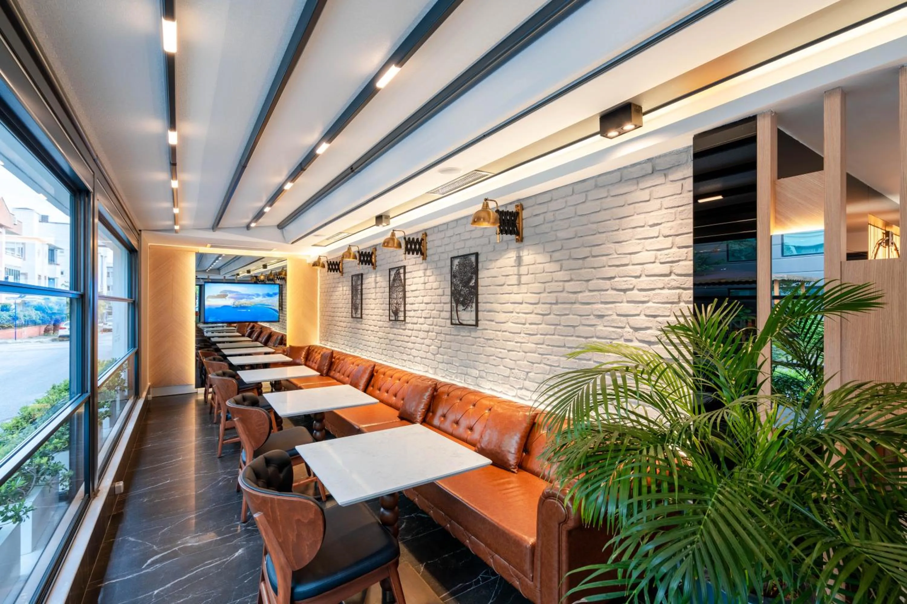 Communal lounge/ TV room in Ni Hotel Lara