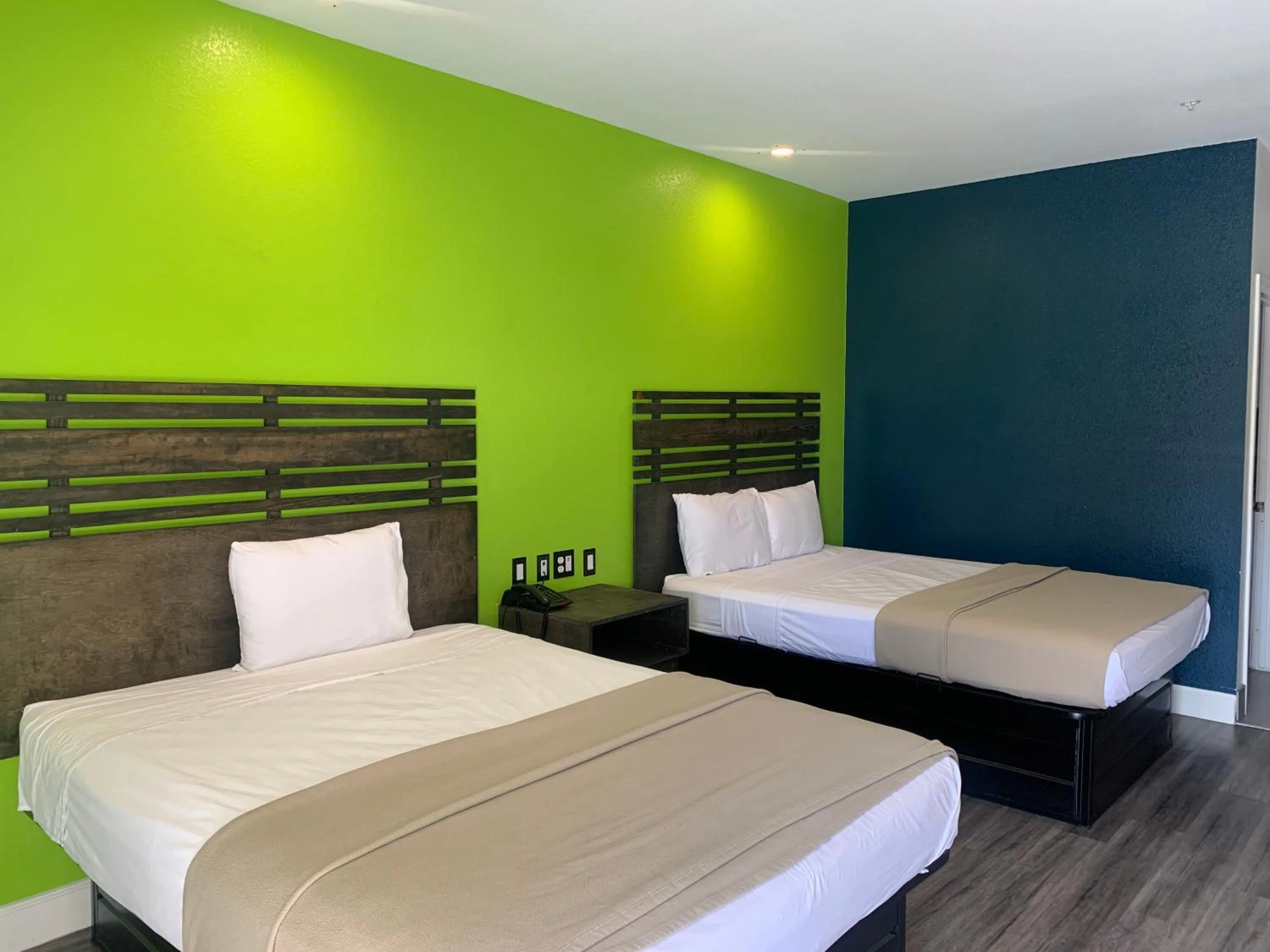 Bed in Signature Inn North Houston District