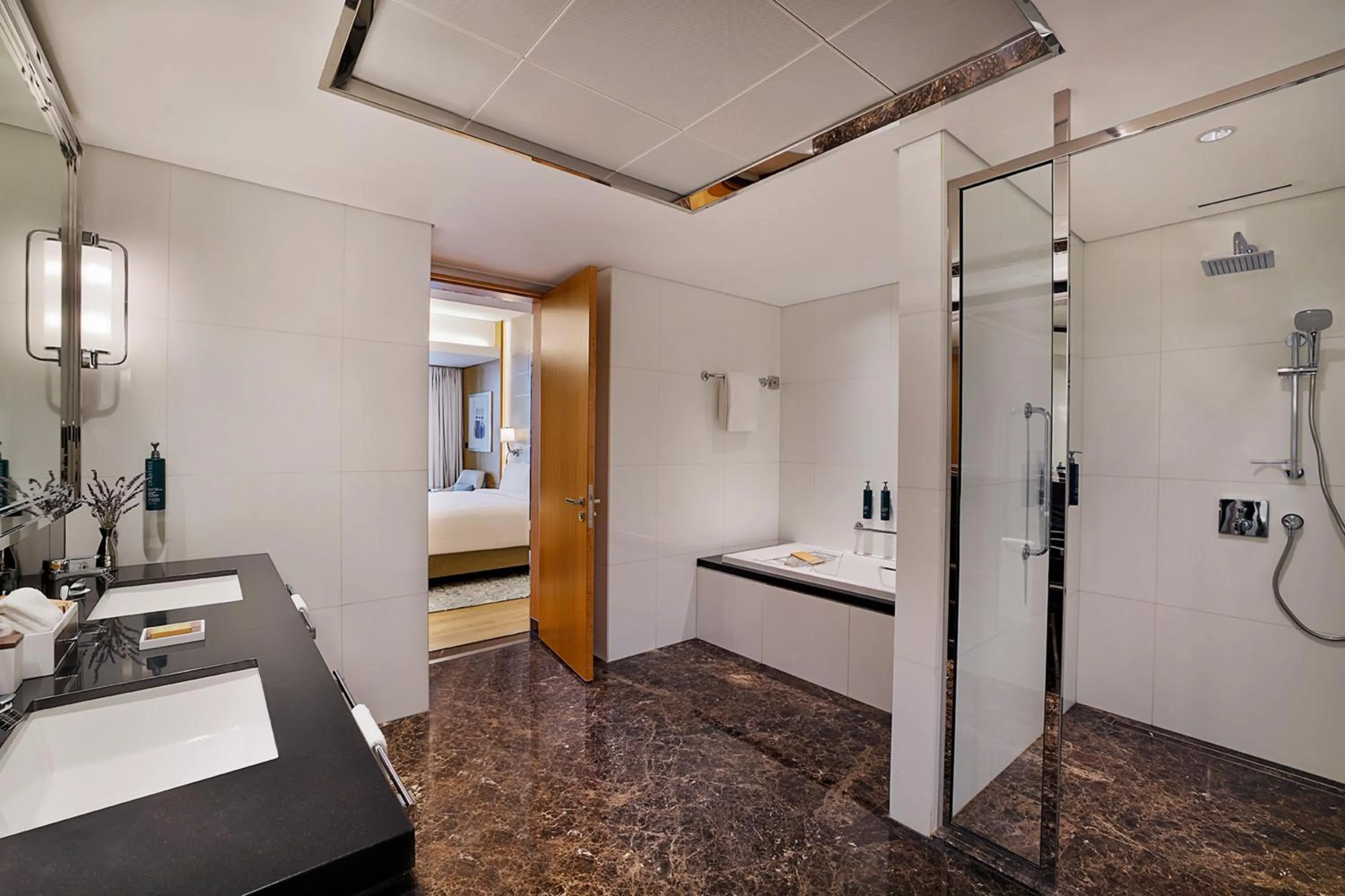 Shower in Hilton Dubai Palm Jumeirah