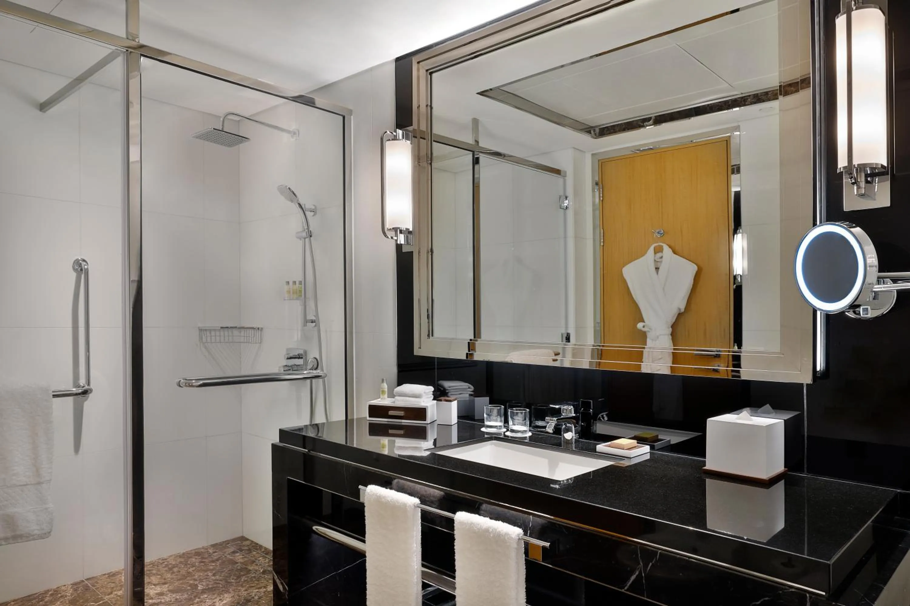 Shower in Hilton Dubai Palm Jumeirah