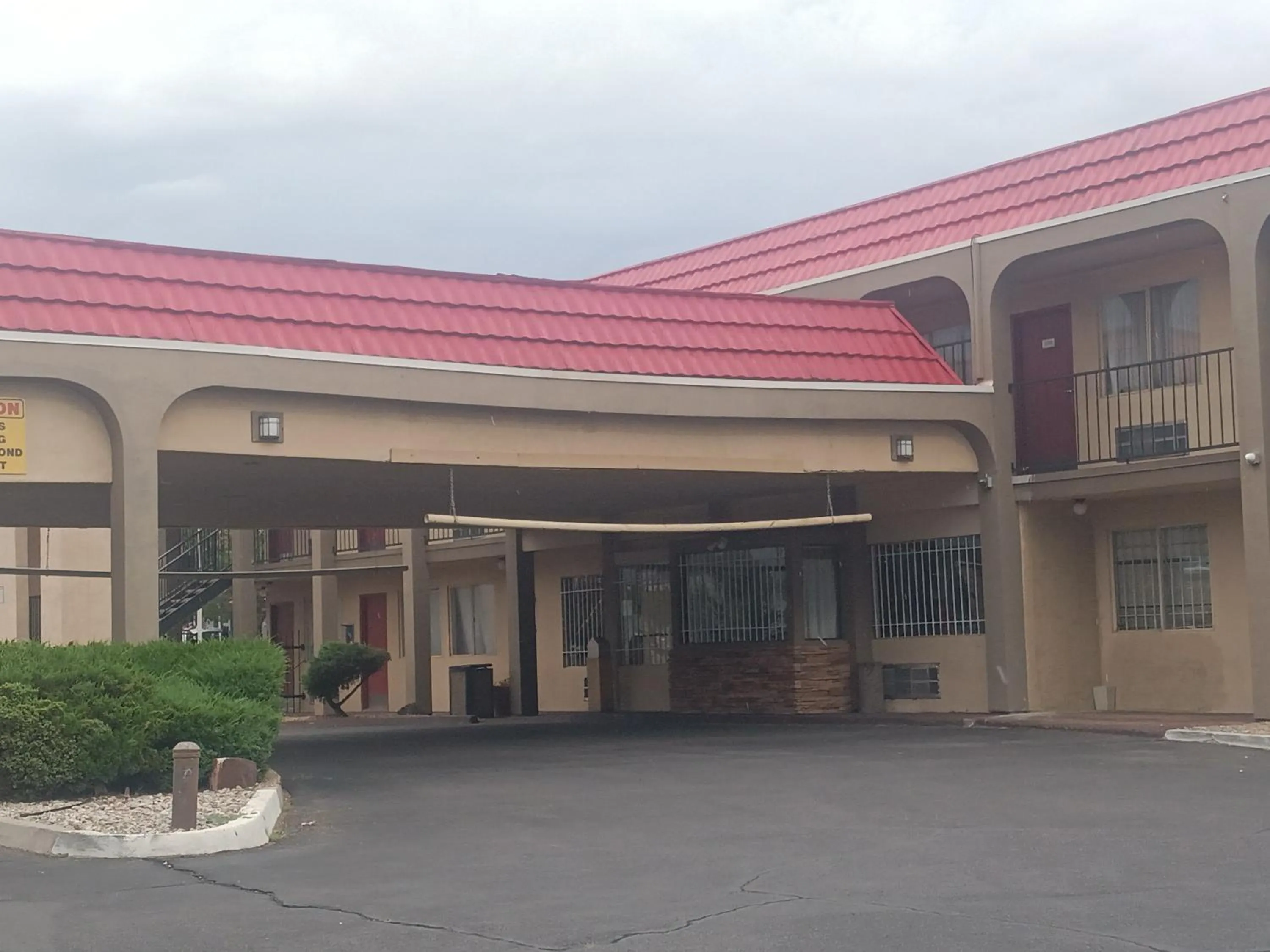 Property building in Tree Inn & Suites Albuquerque