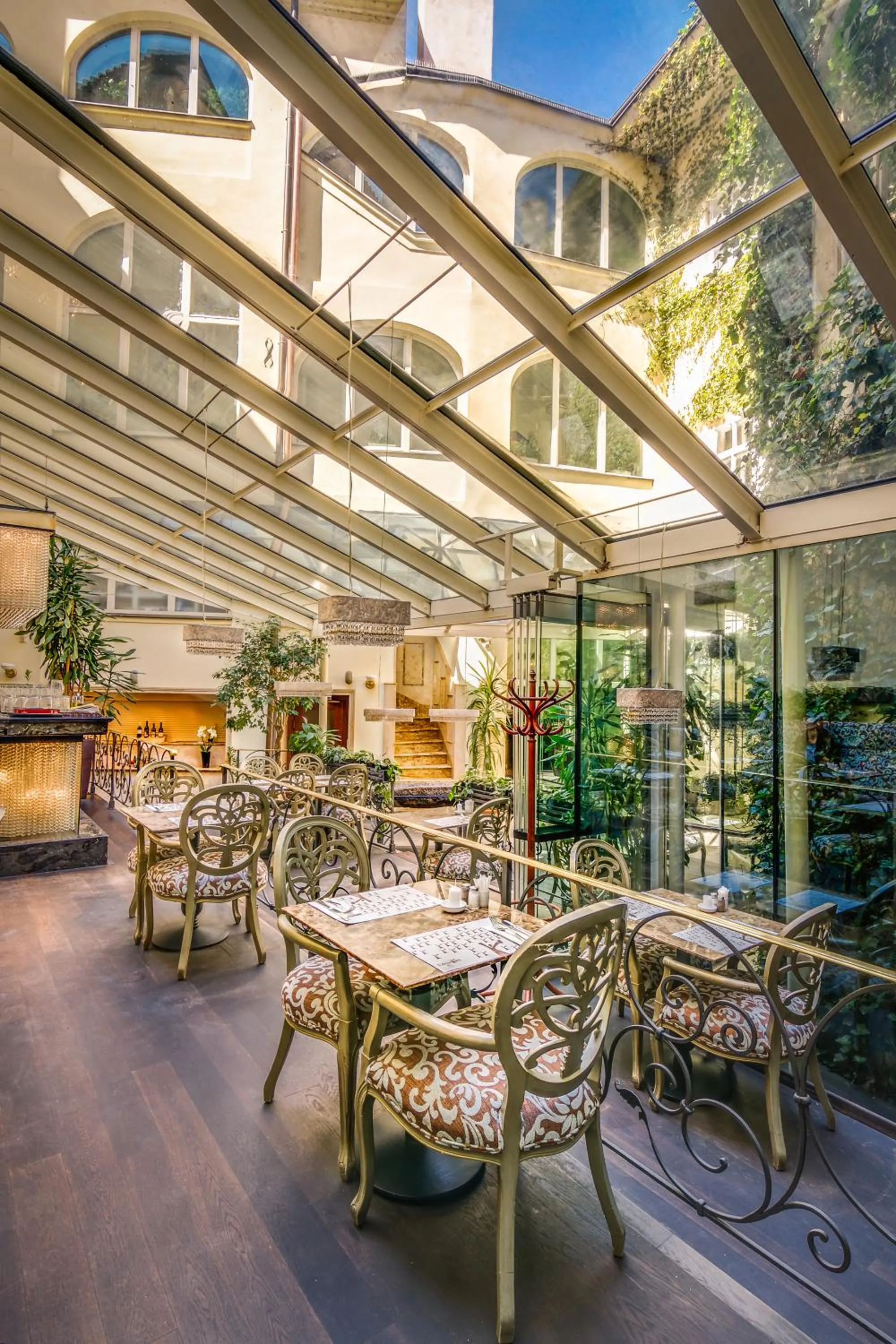 Restaurant/places to eat in The Dominican