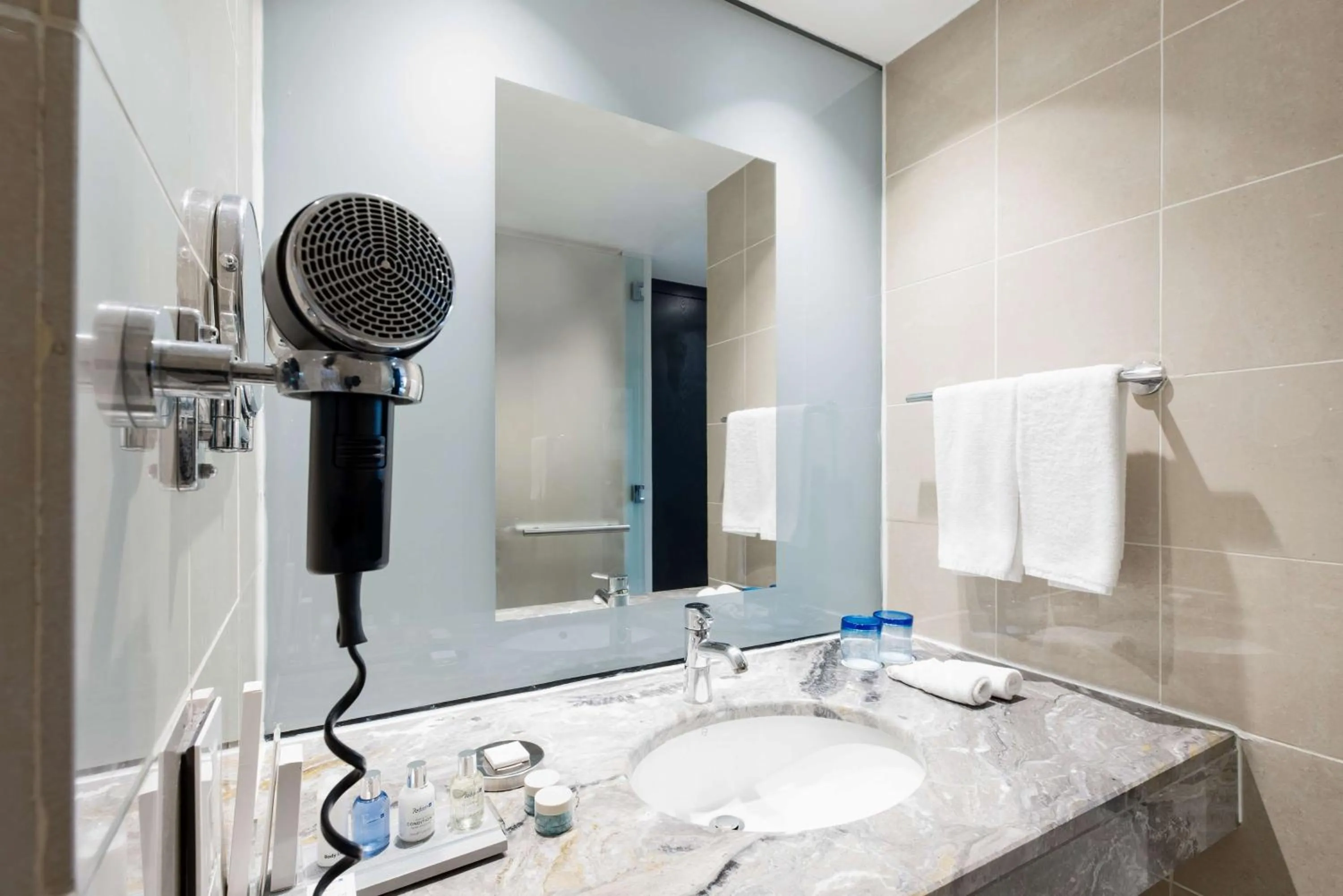 Bathroom in Radisson Blu Anchorage Hotel