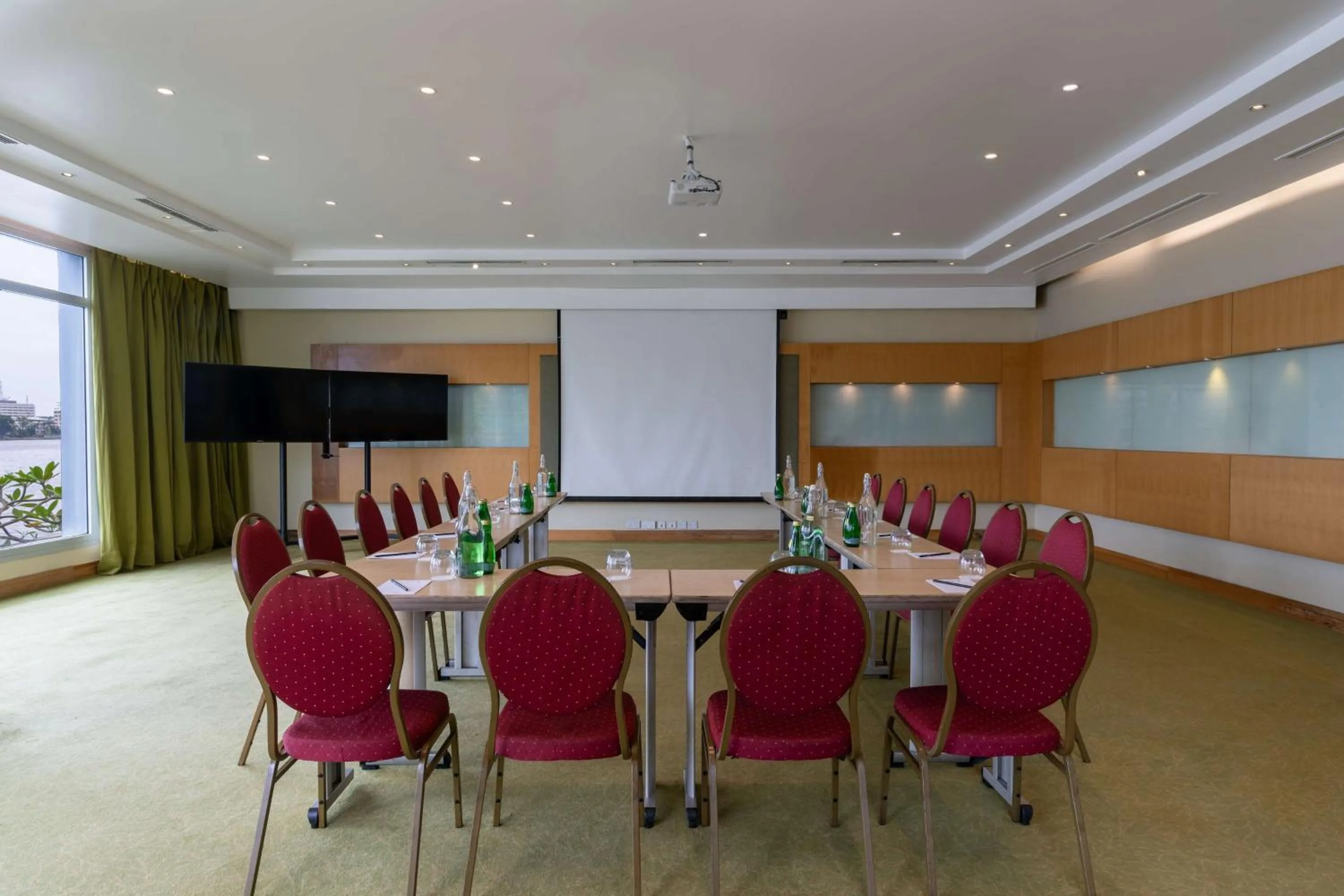 Meeting/conference room in Radisson Blu Anchorage Hotel