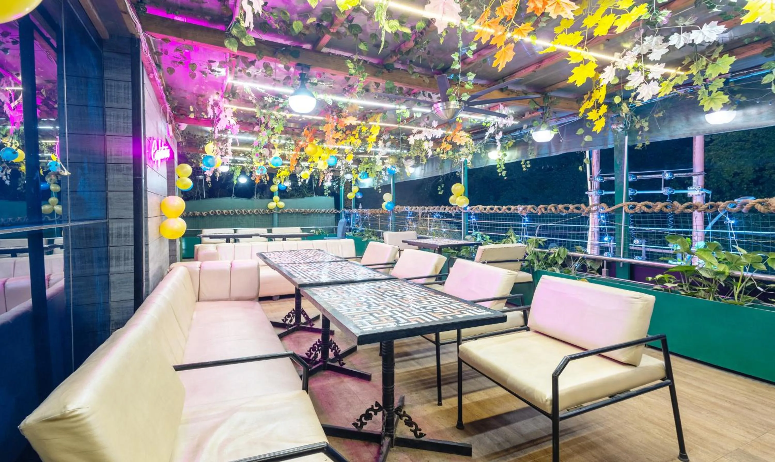 Restaurant/places to eat in Treebo Shakuntalam, Near Lucknow Airport