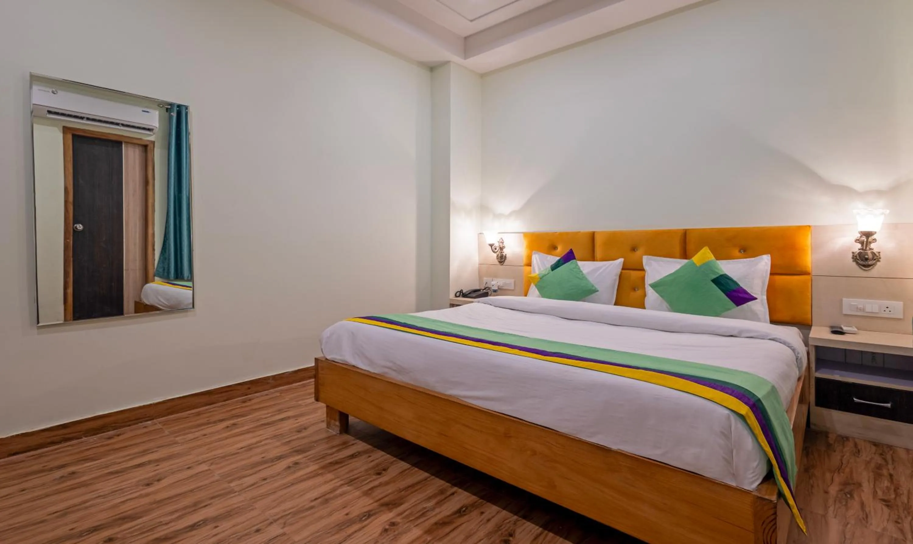 Bedroom, Bed in Treebo Shakuntalam, Near Lucknow Airport