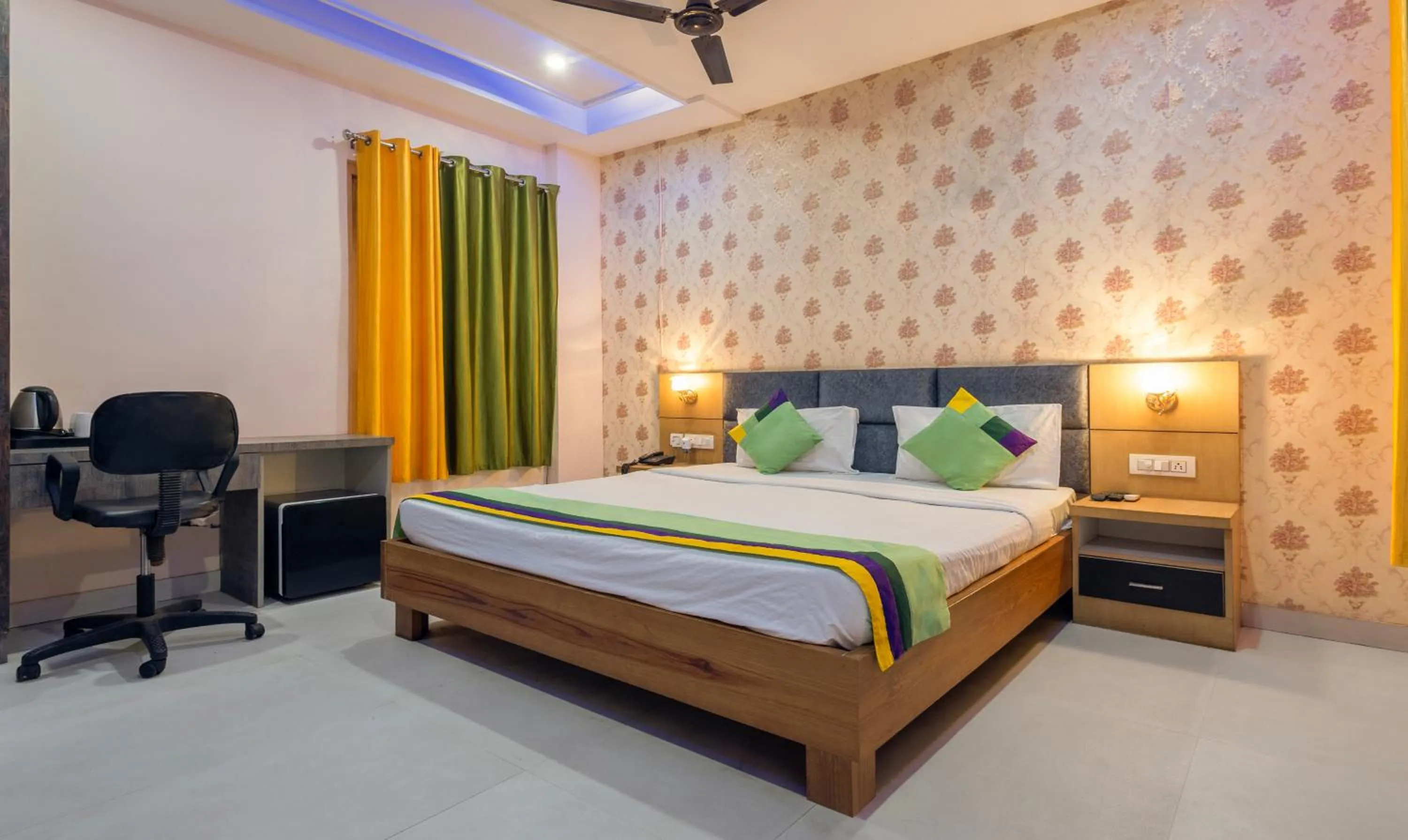 Bedroom, Bed in Treebo Shakuntalam, Near Lucknow Airport